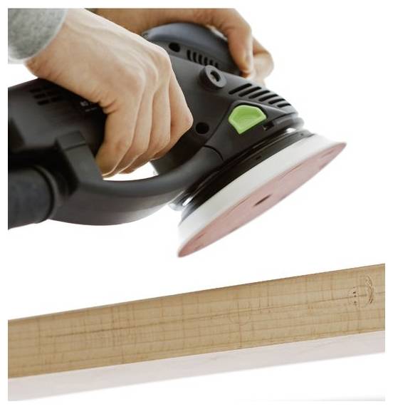 Person, die einen Elektroschleiffer auf einem Stück Holz verwendet.