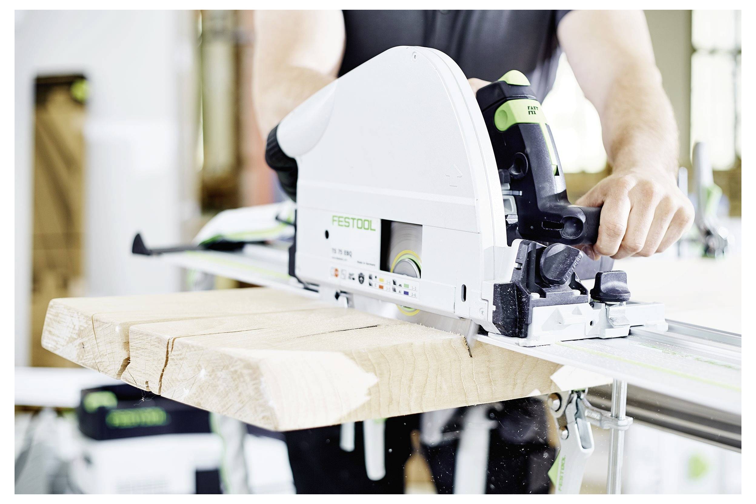 Eine Person nutzt eine Kreissäge, um ein Holzstück zu schneiden, wobei sie sich auf Präzision und Kontrolle in einer Werkstattumgebung konzentriert.