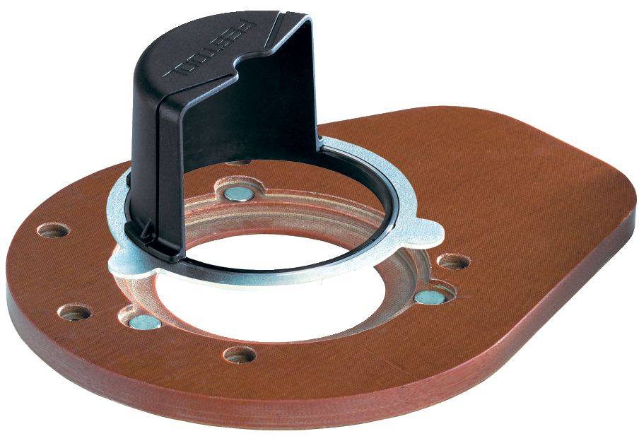 Eine Routerbasis mit einem angebrachten schwarzen Knopf sitzt auf einer Holzplattform und verfügt über mehrere Löcher für die verstellbare Montage.