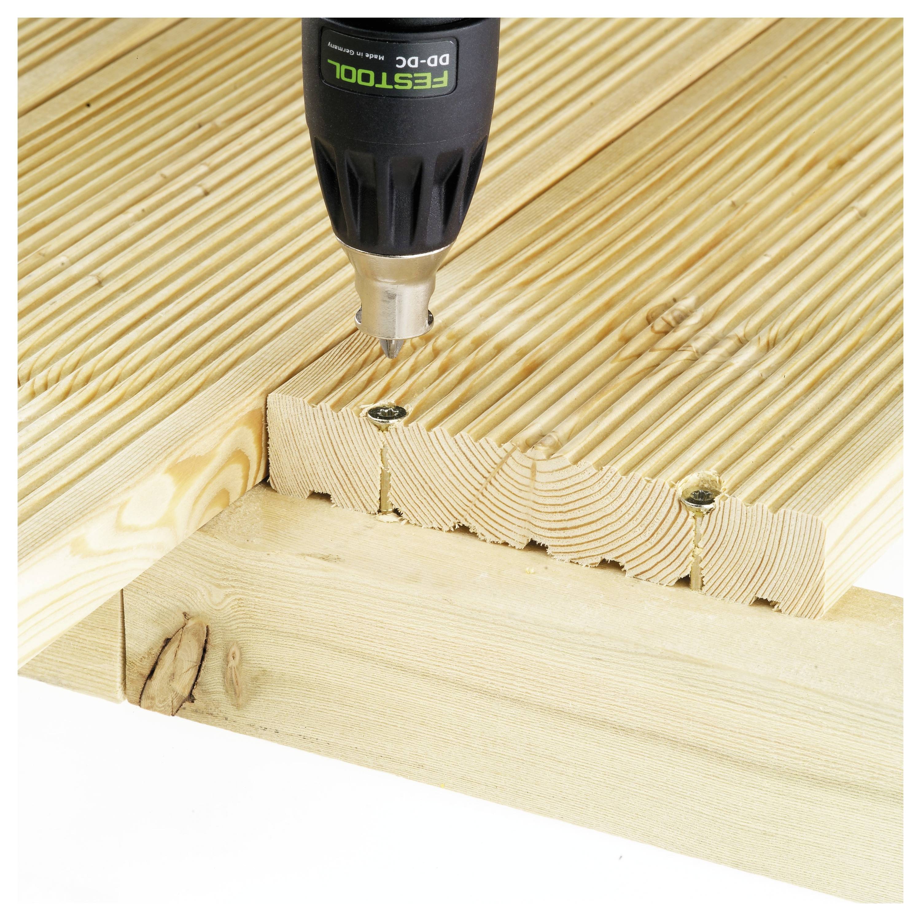 Ein Bohrer, der gerillte Holzbretter mit Schrauben befestigt und präzise Ausrichtung sowie Zimmermannshandwerk zeigt.