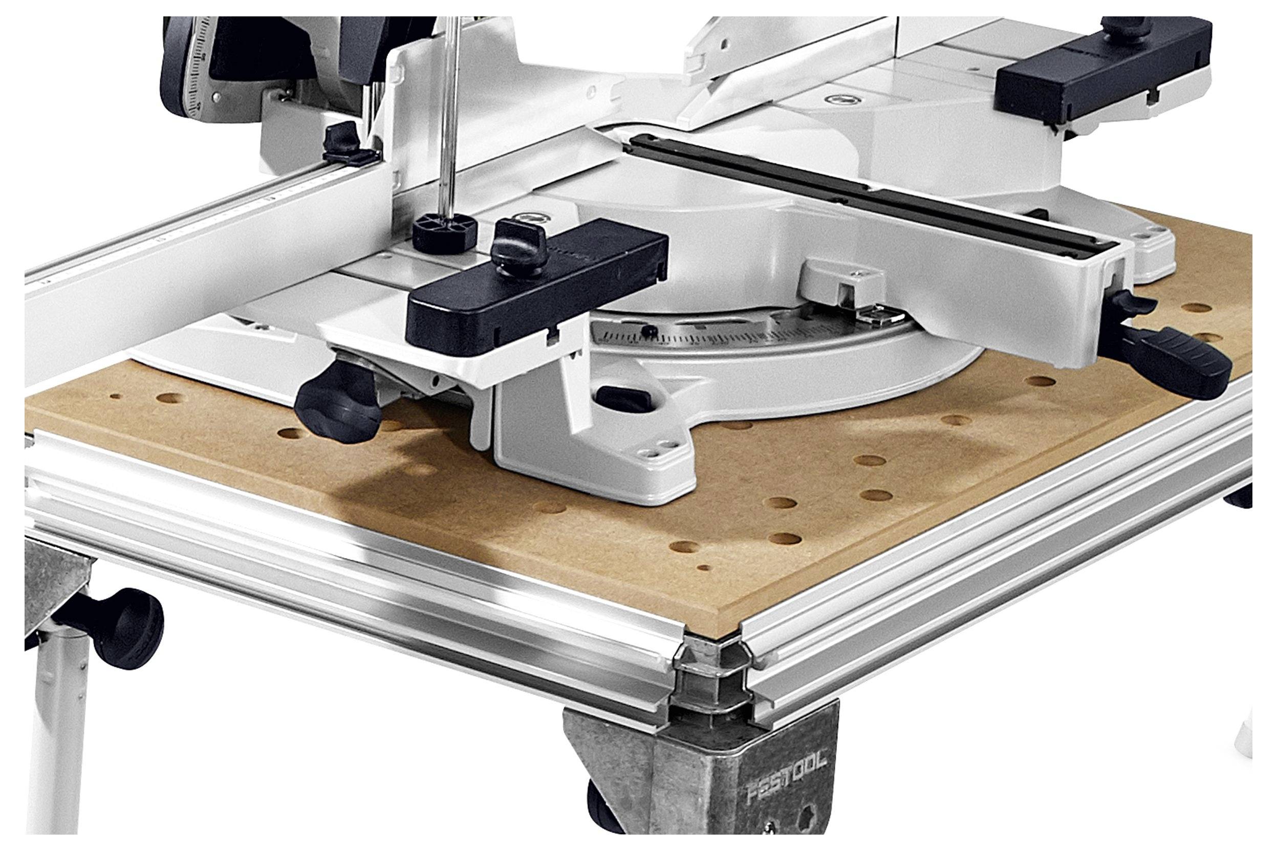 Eine Nahaufnahme einer Gehrungssäge auf einem Tisch, die ihre verstellbare Winkelfunktion und die hölzerne Arbeitsfläche zeigt, geeignet für präzise Schneidaufgaben.