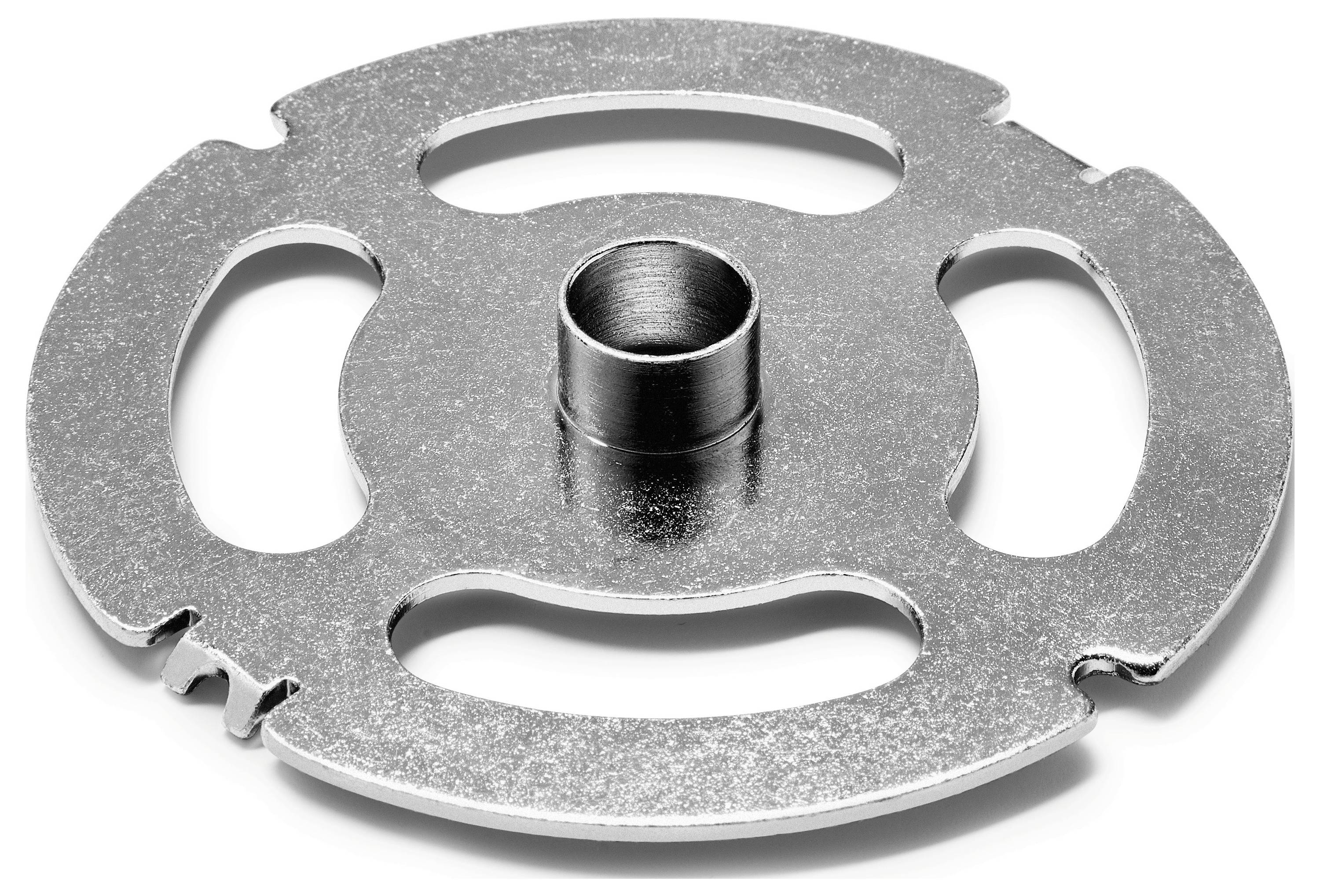 Eine runde Metallscheibe mit ausgeschnittenen Abschnitten und einem zentralen zylindrischen Loch, die einem Zahnrad oder einer Industriekomponente ähnelt, auf weißem Hintergrund.