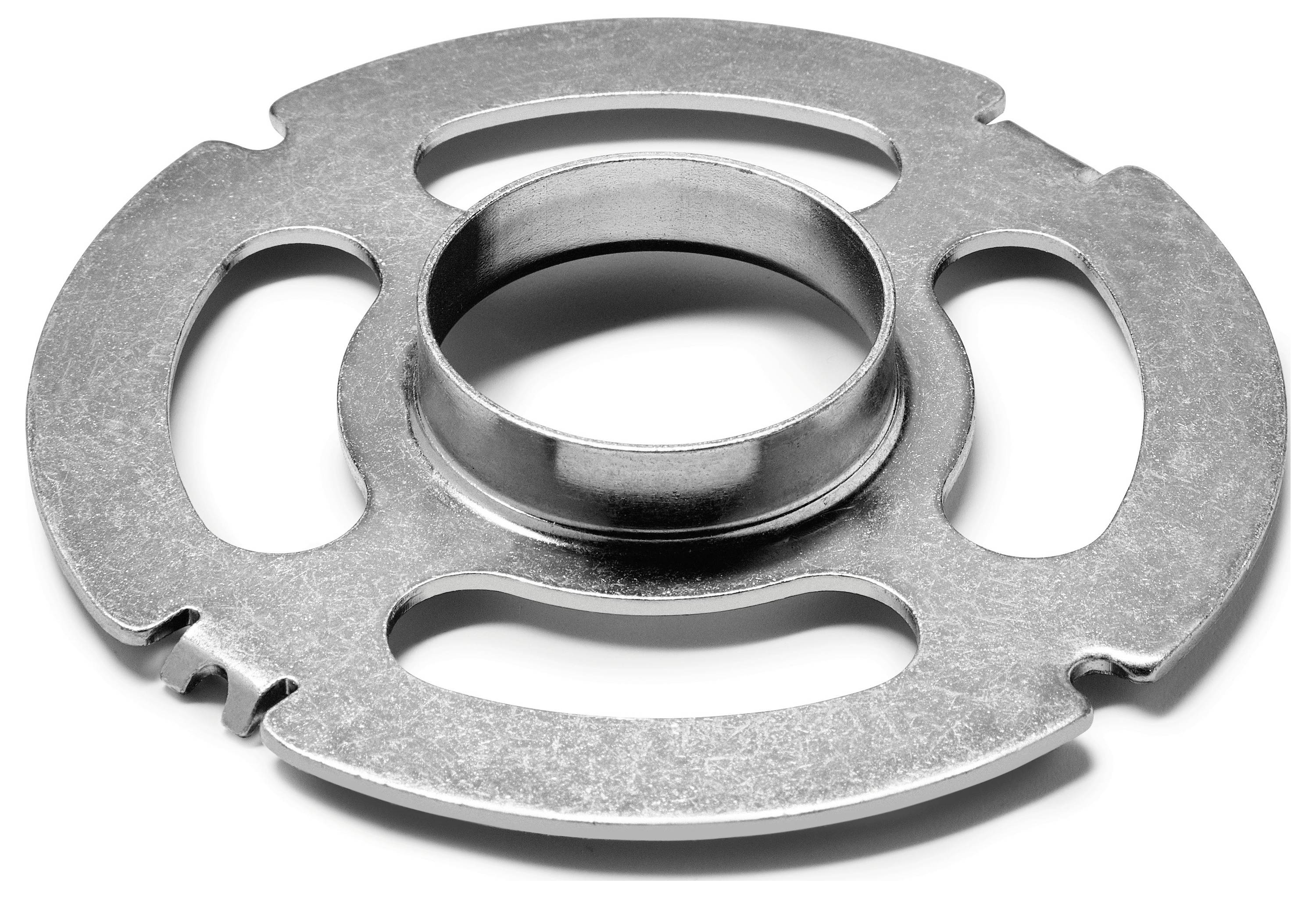 Eine runde Metallscheibe mit vier großen Ausschnitten und einem zentralen Loch. Ihre Oberfläche hat eine glatte, polierte Oberfläche.