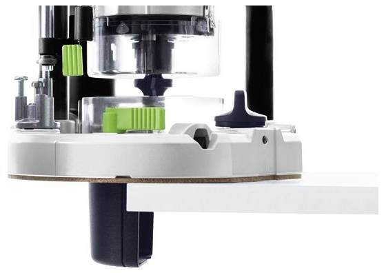 Eine Nahaufnahme einer Holzbearbeitungsfräsmaschine, die ihre verstellbaren Einstellungen und ihr elegantes Design hervorhebt, positioniert auf einer weißen Oberfläche.