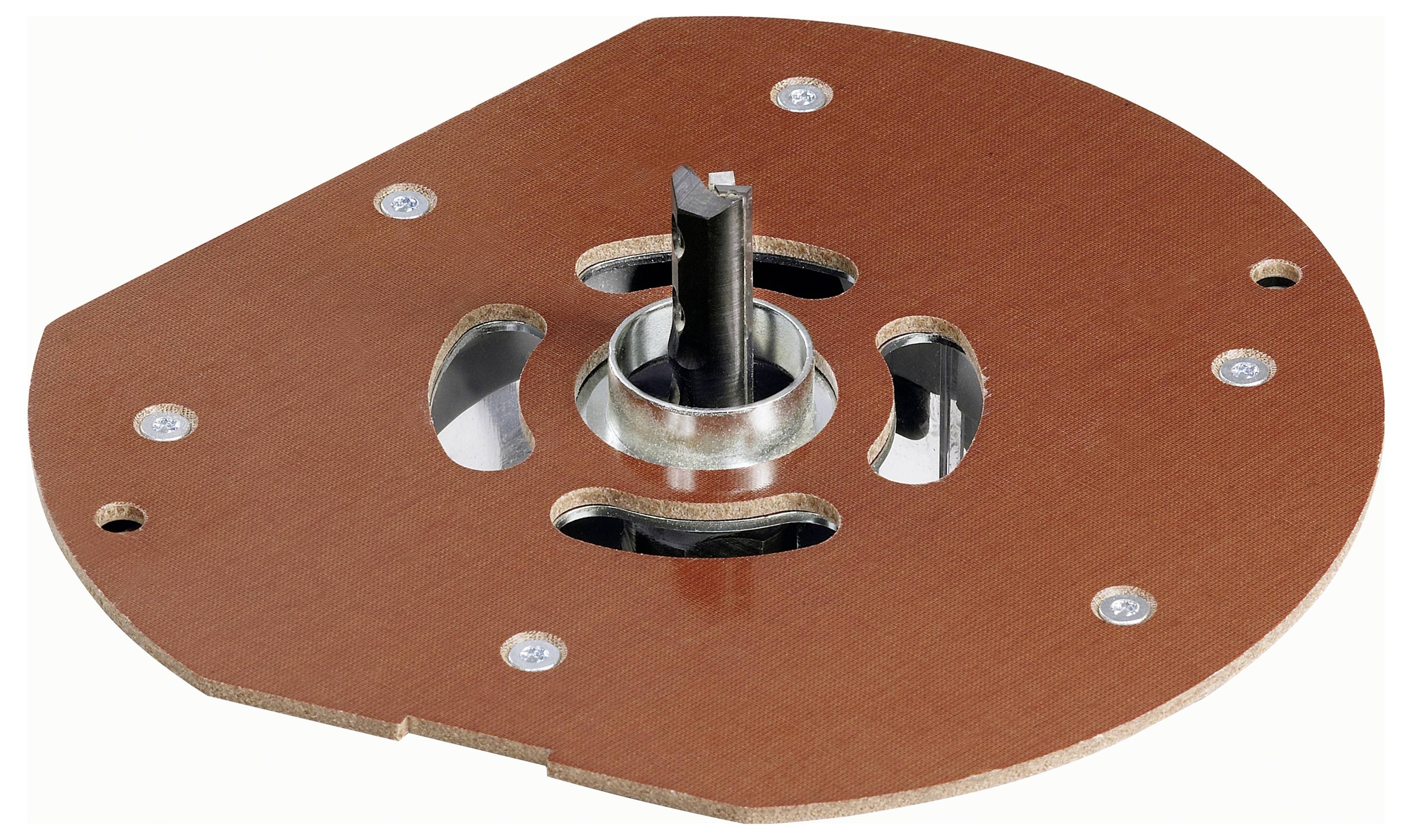 Eine kreisförmige Holzbasis mit einem aus der Mitte herausragenden Fräser, der zum Schneiden und Formen von Holz verwendet wird. Die Basis hat mehrere Löcher und Schrauben.