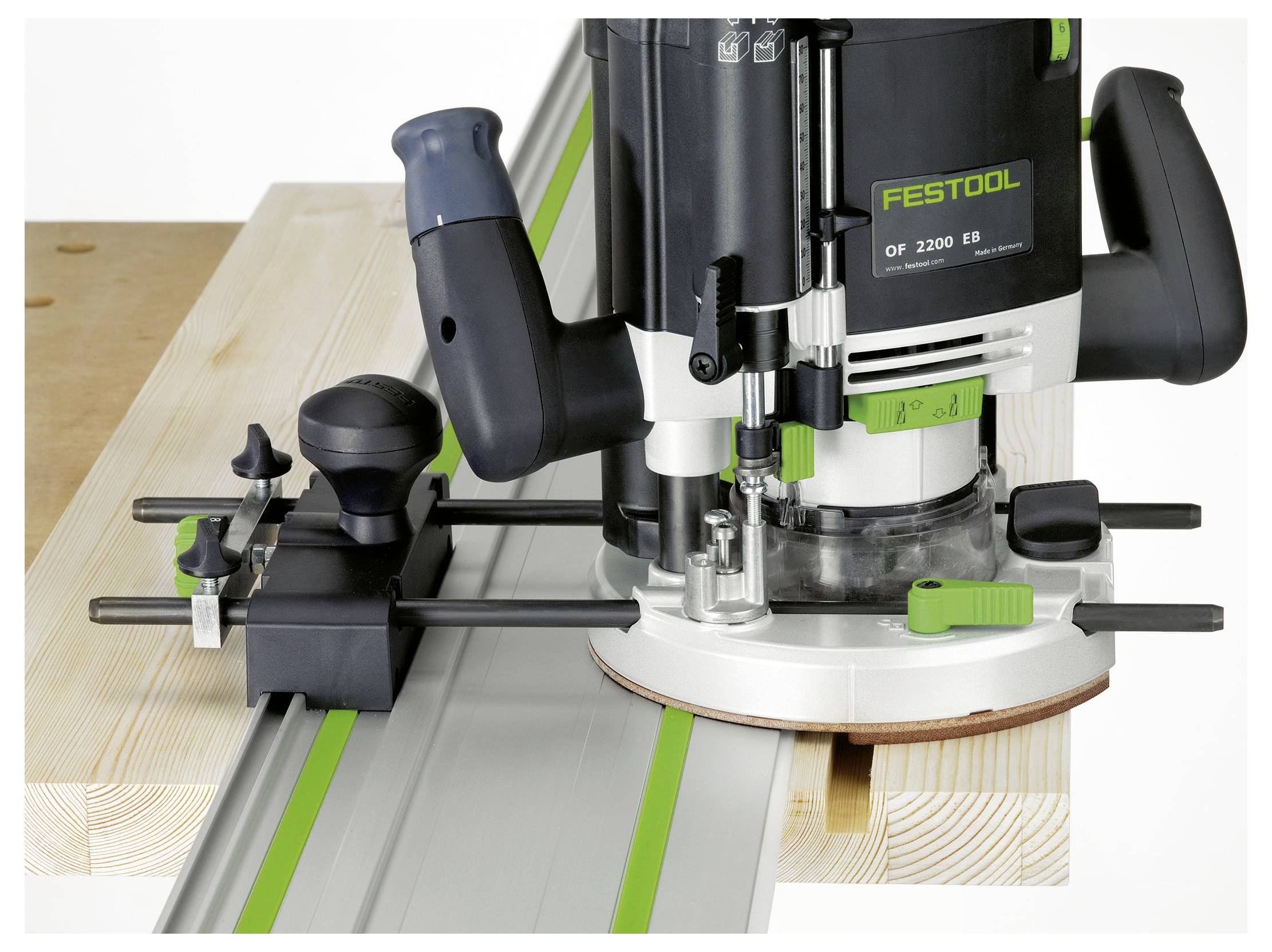 Ein Elektrowerkzeug mit einer Kreissägeblatt schneidet eine gekrümmte Linie in ein helles Holzpaneel. Die Metallführung hält den Schnitt präzise.