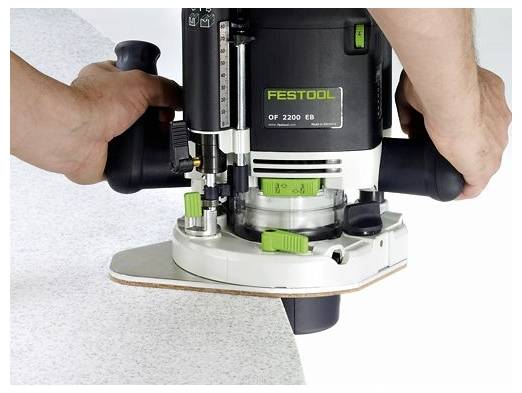 Hände führen einen Festool-Fräser entlang der Kante einer weißen Holzoberfläche und formen sie präzise.