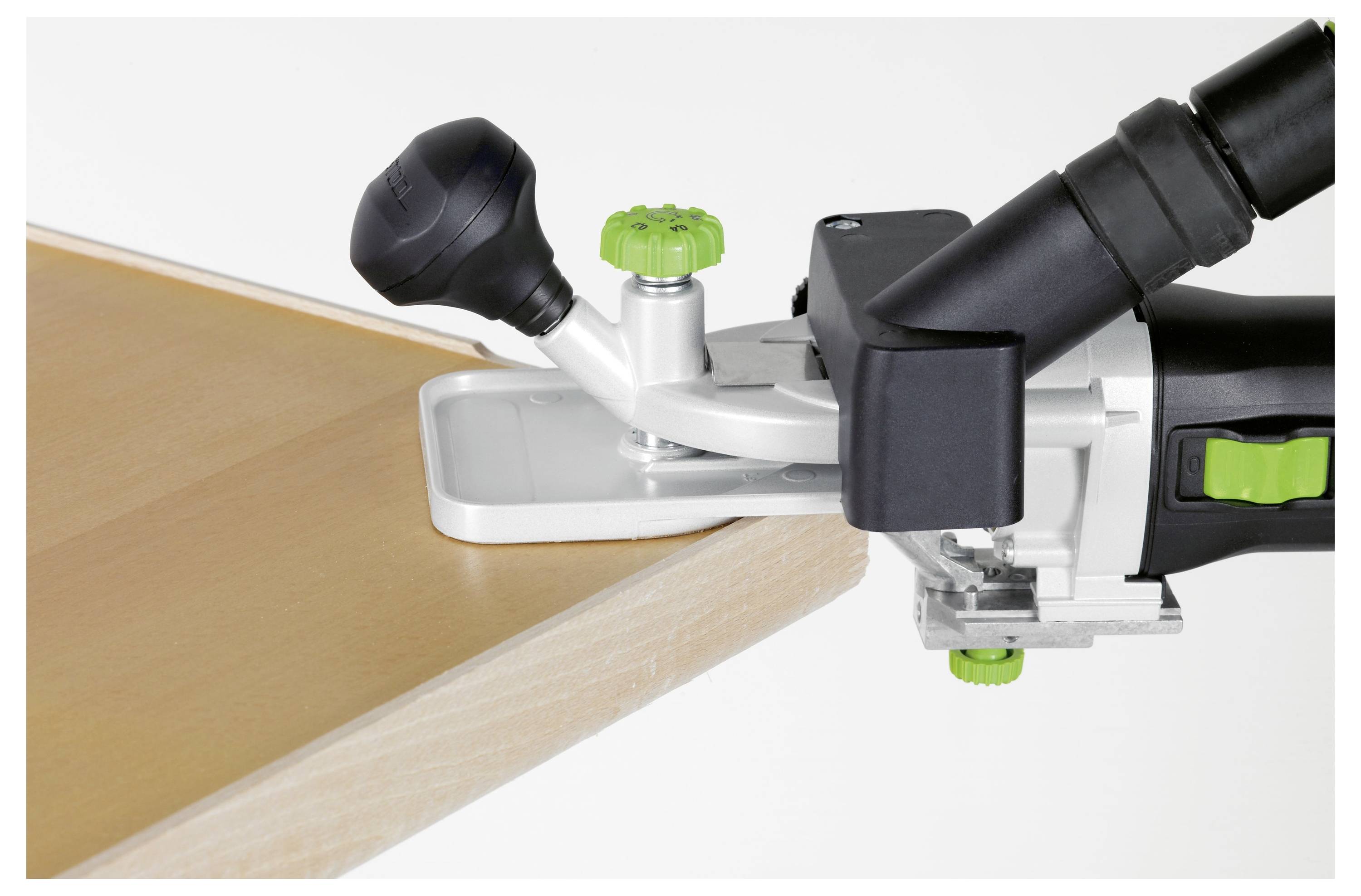 Eine Hand verwendet ein Scheuertuch, um eine metallische Oberfläche zu schrubben, wobei ein sauberer Bereich inmitten von Korrosionsflecken zum Vorschein kommt.