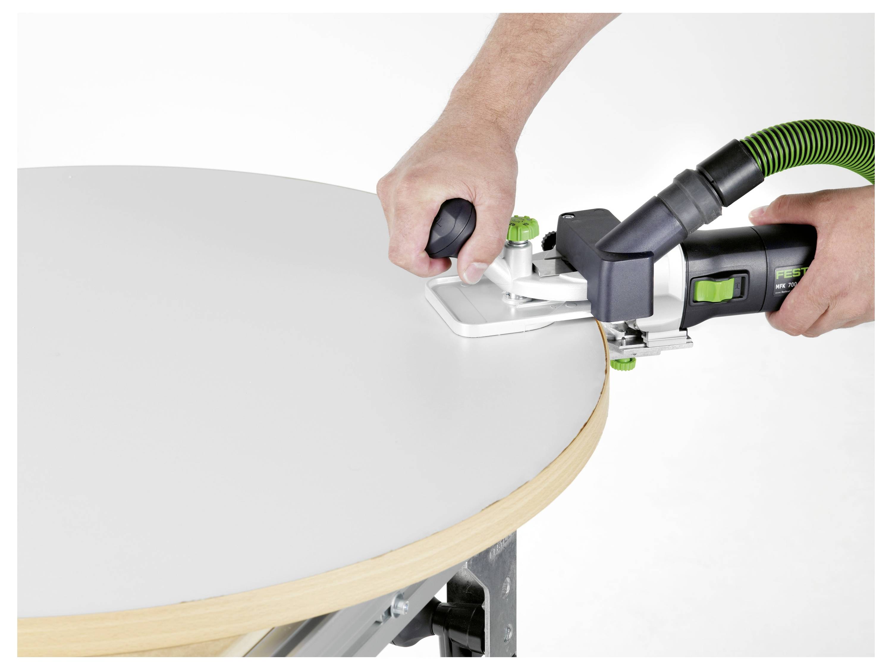 Ein hölzerner Dübel, der teilweise in einen rechteckigen Holzbalken eingeführt ist und eine Holzverbindungstechnik demonstriert.