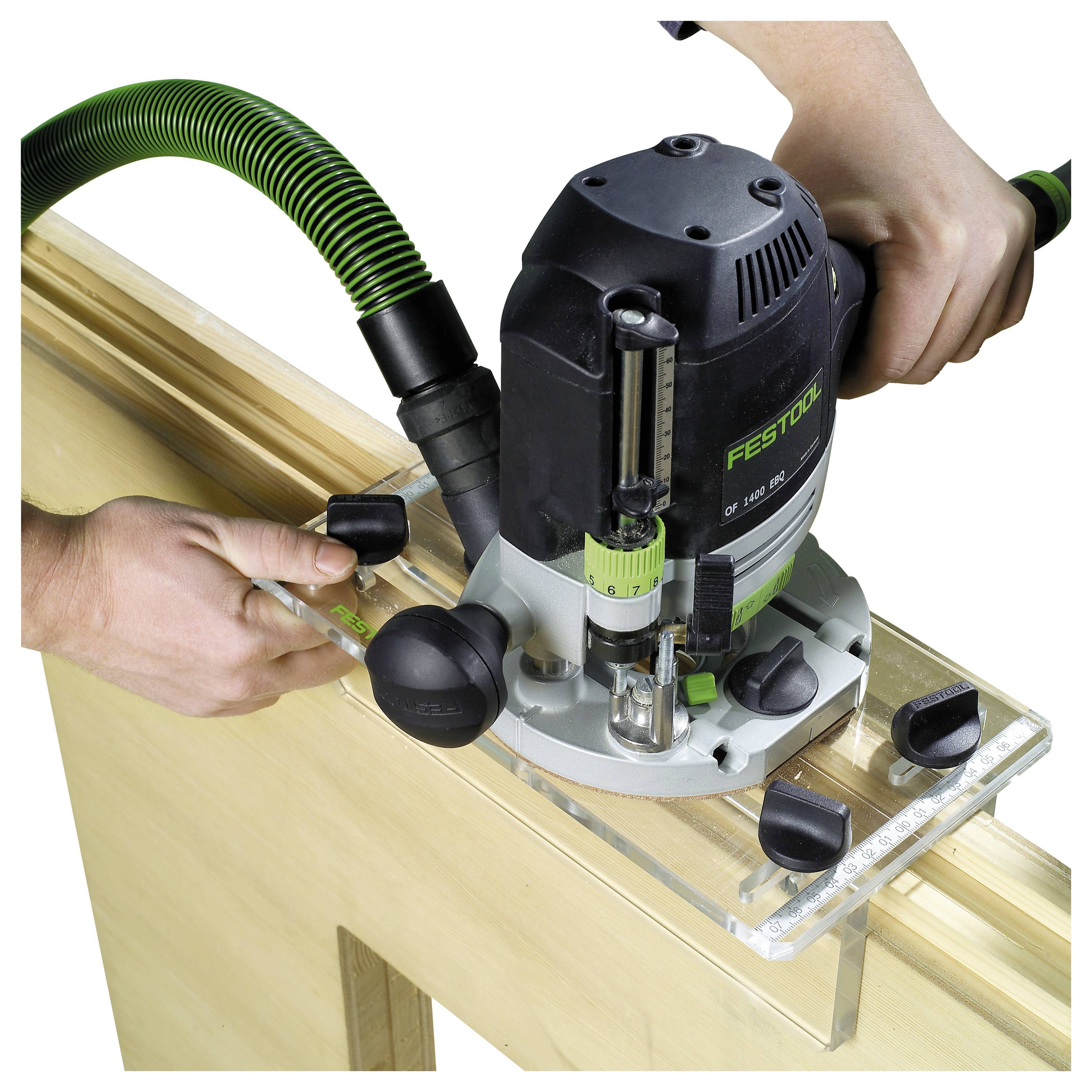 Eine Hand, die einen schwarzen Elektroschleifen auf einer Holzoberfläche verwendet, mit Fokus auf das Werkzeug und die Bewegung.