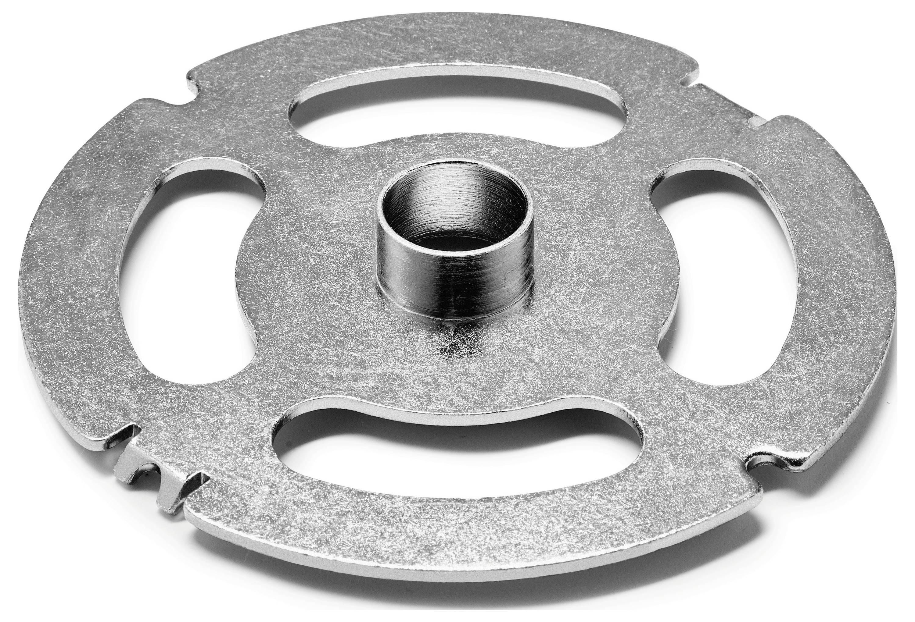 Eine Metallplatte mit vier ovalen Ausschnitten und einer zentralen zylindrischen Öffnung, möglicherweise ein Teil einer mechanischen Baugruppe oder eines Werkzeugs.