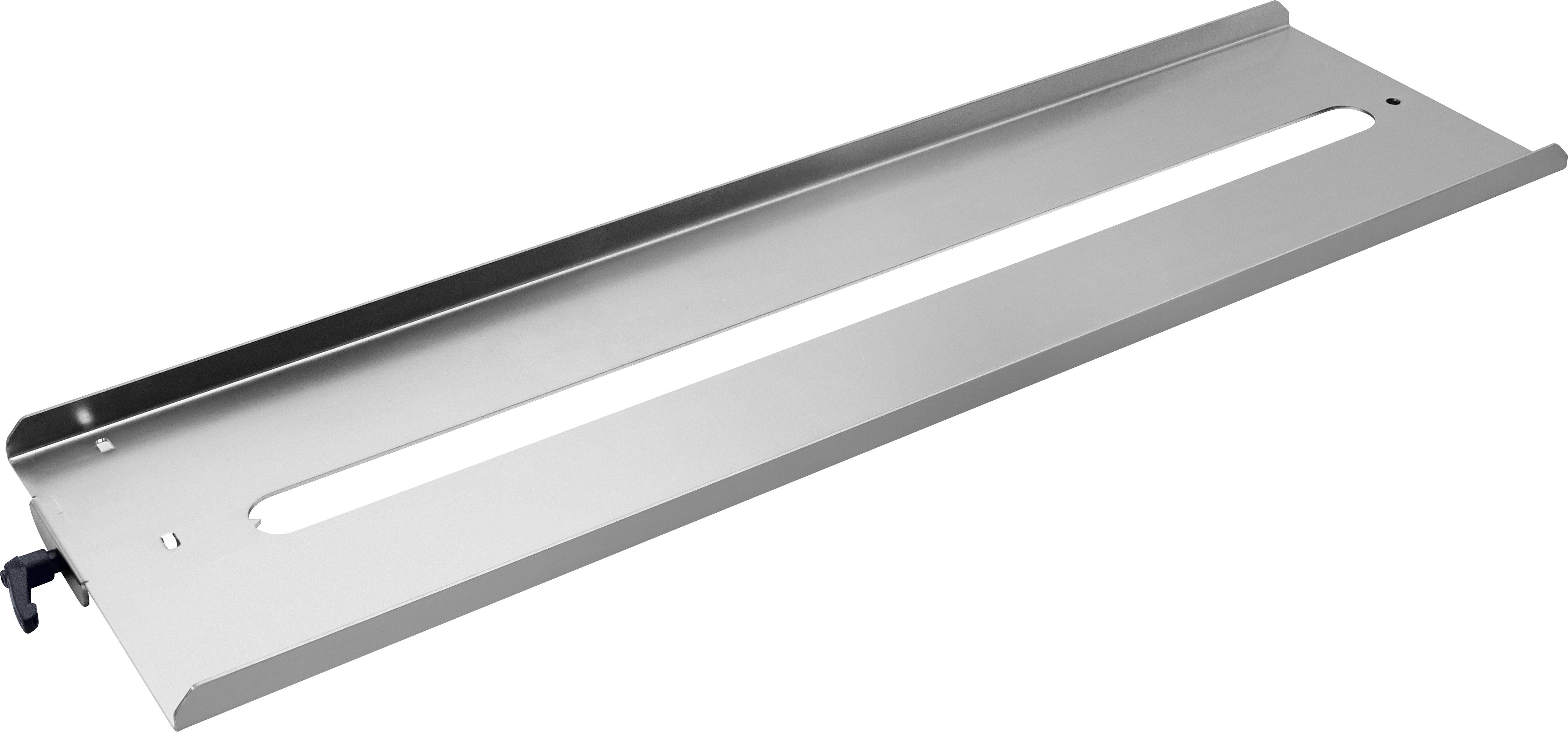 Ein silbernes Metallwinkel mit einem langen zentralen Ausschnitt, leicht geneigt, mit Befestigungsdetails an einem Ende.