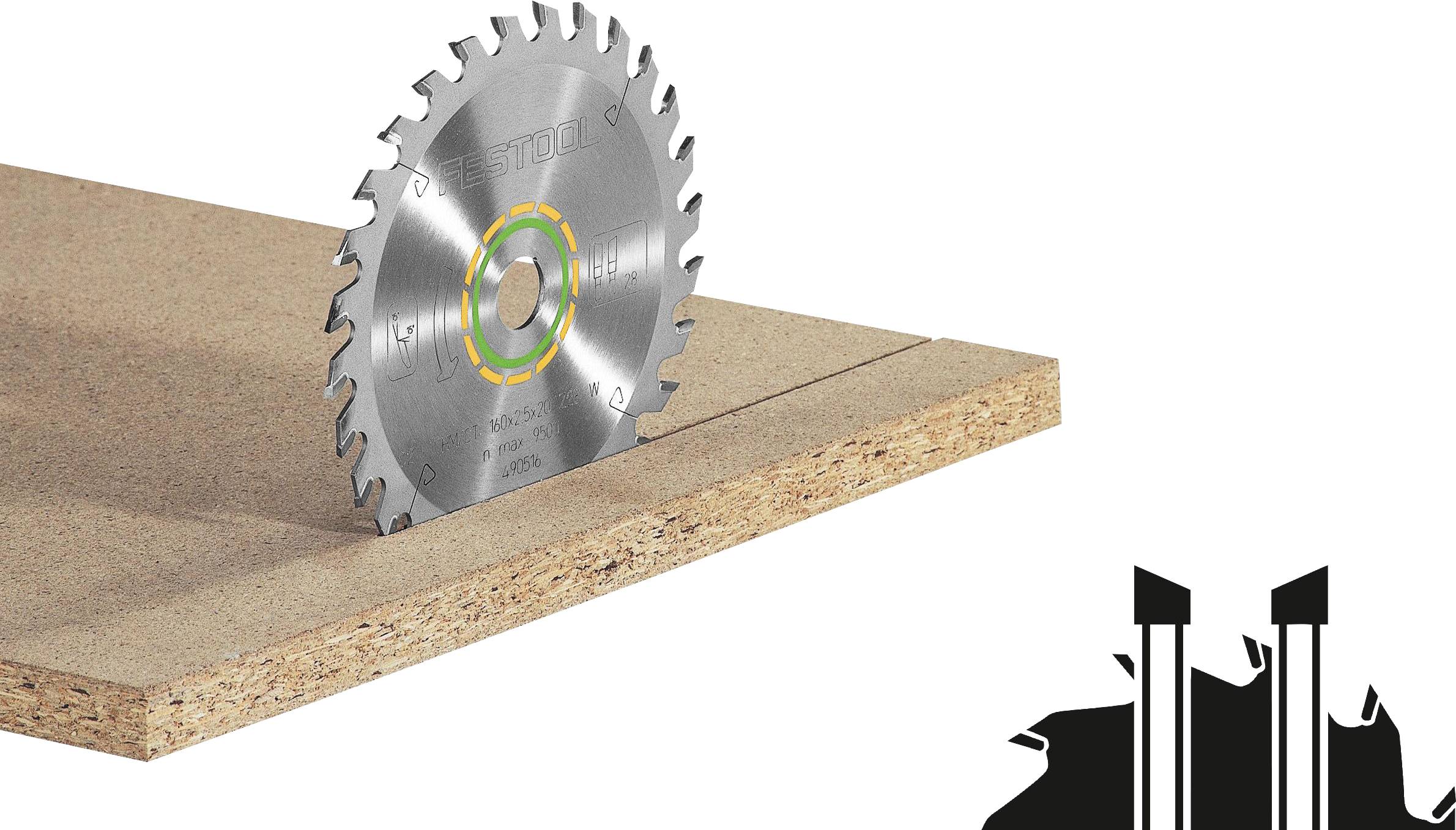 Ein Kreissägeblatt, das teilweise in einer Holzplatte eingebettet ist und einen Schneidprozess veranschaulicht. Ein stilisiertes Logo ist in der unteren rechten Ecke vorhanden.