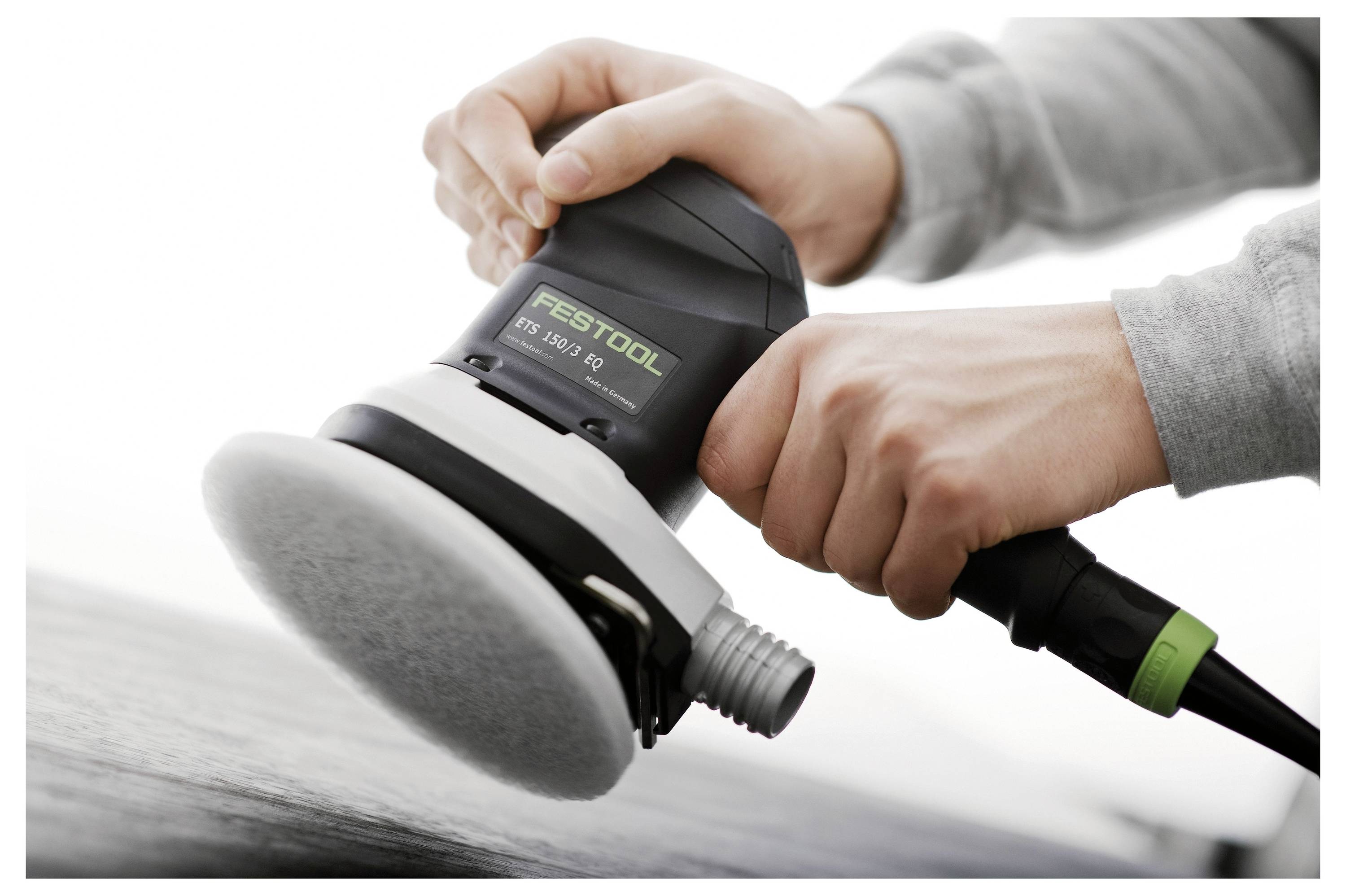 Zwei Hände halten einen Elektroschleiffer der Marke „Festool
