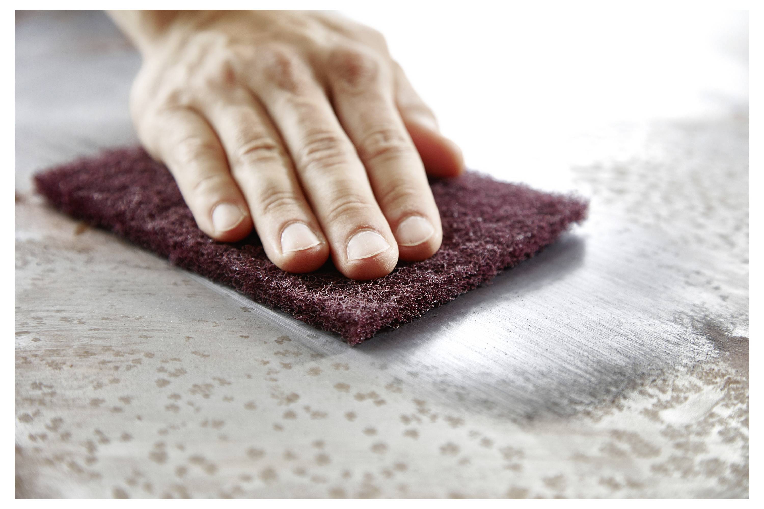 Ein kreisförmliches Schleifpad mit Kohlefaser-Struktur und sechs gleichmäßig verteilten blauen Löchern, das zum Anbringen an einen elektischen Schleifen verwendet wird.