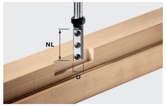 Ein Holzbearbeitungswerkzeug schneidet einen Schlitz in eine Holzoberfläche. Der Schlitz ist mit den Abmessungen „NL