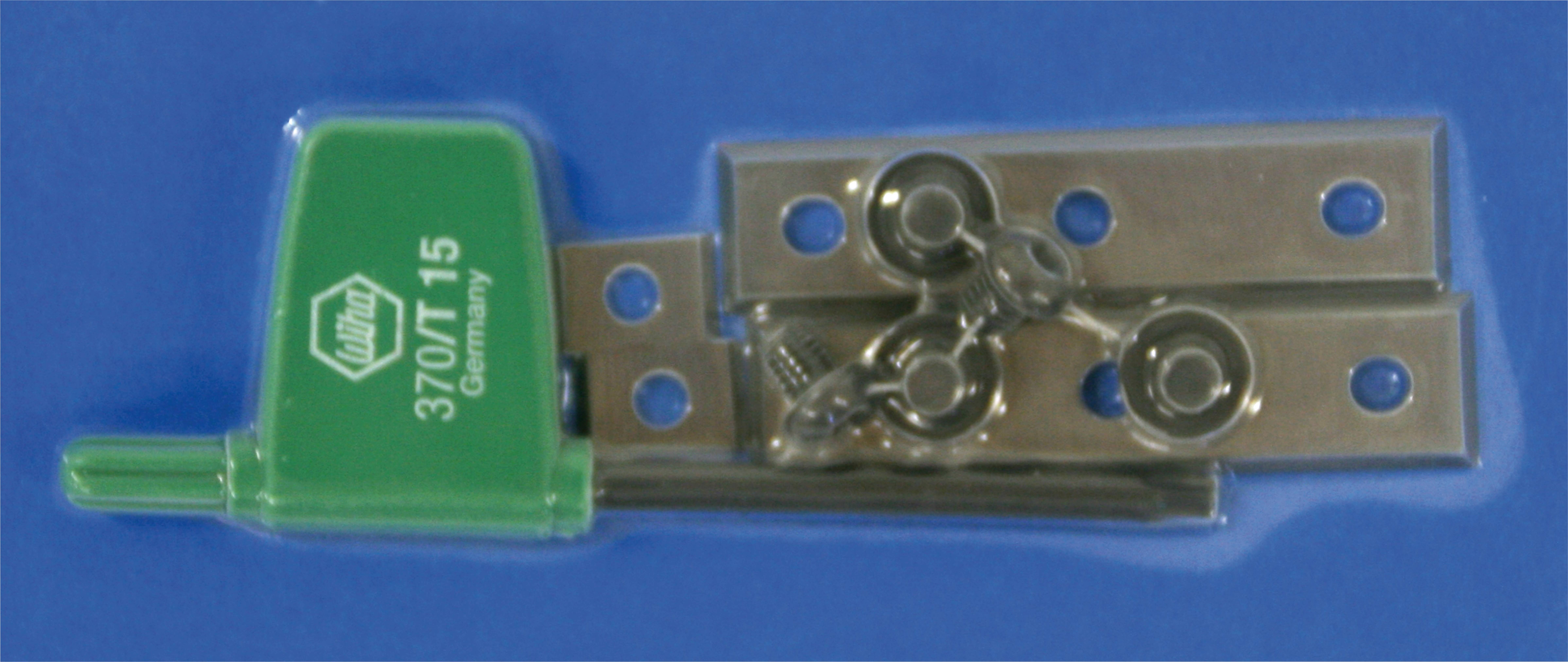 Ein verpackter Satz Metallscharniere und Schrauben auf blauem Hintergrund, mit einem grünen Etikett auf der Verpackung, das '370ЛТ15' anzeigt.