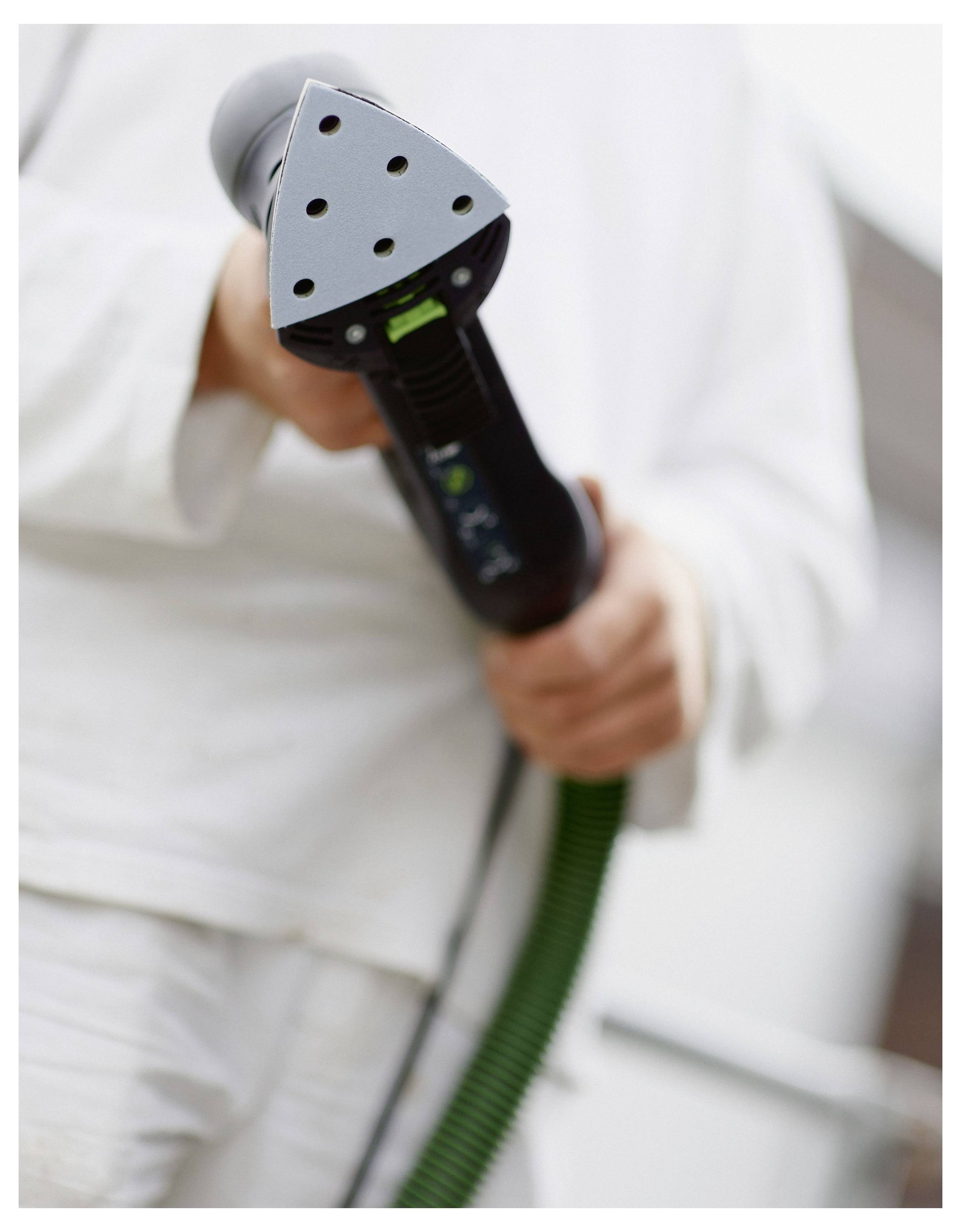 Ein hölzerner Dübel, der teilweise in einen rechteckigen Holzbalken eingeführt ist, demonstriert eine traditionelle Holzverbindungstechnik.