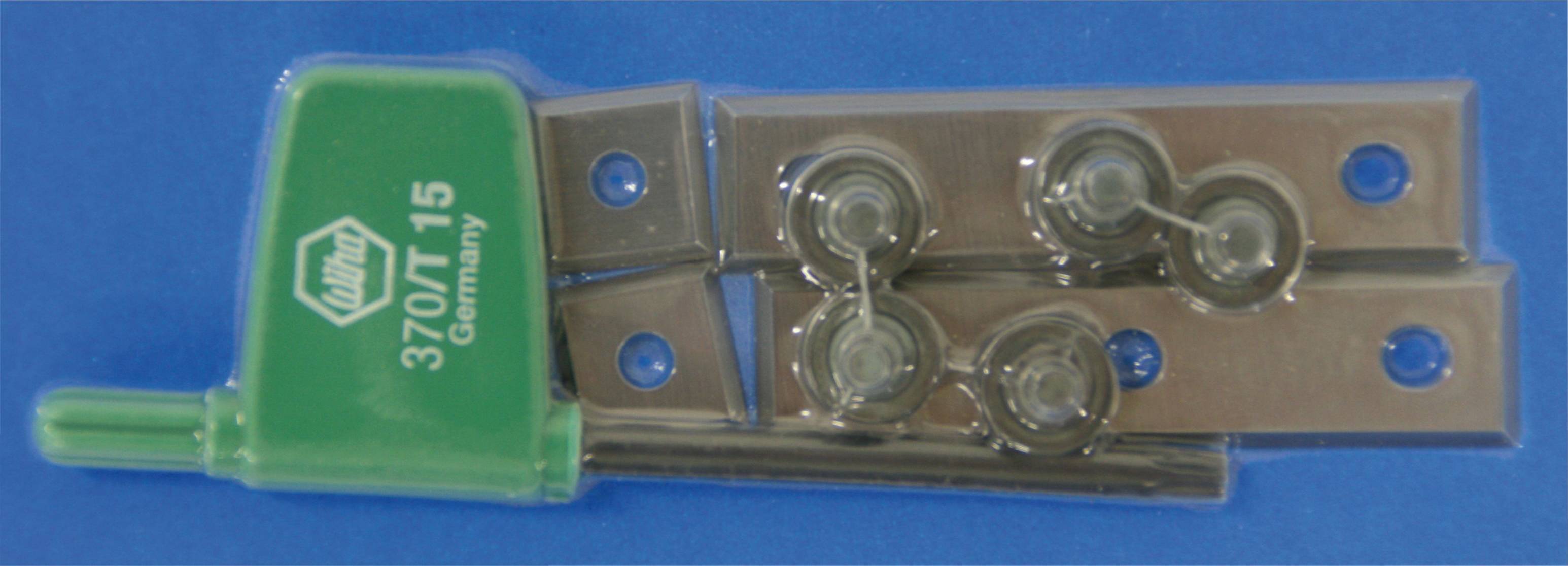 'Packung mit vier metallischen Klingen und einem grünen Kunststoffgriff, mit der Aufschrift 