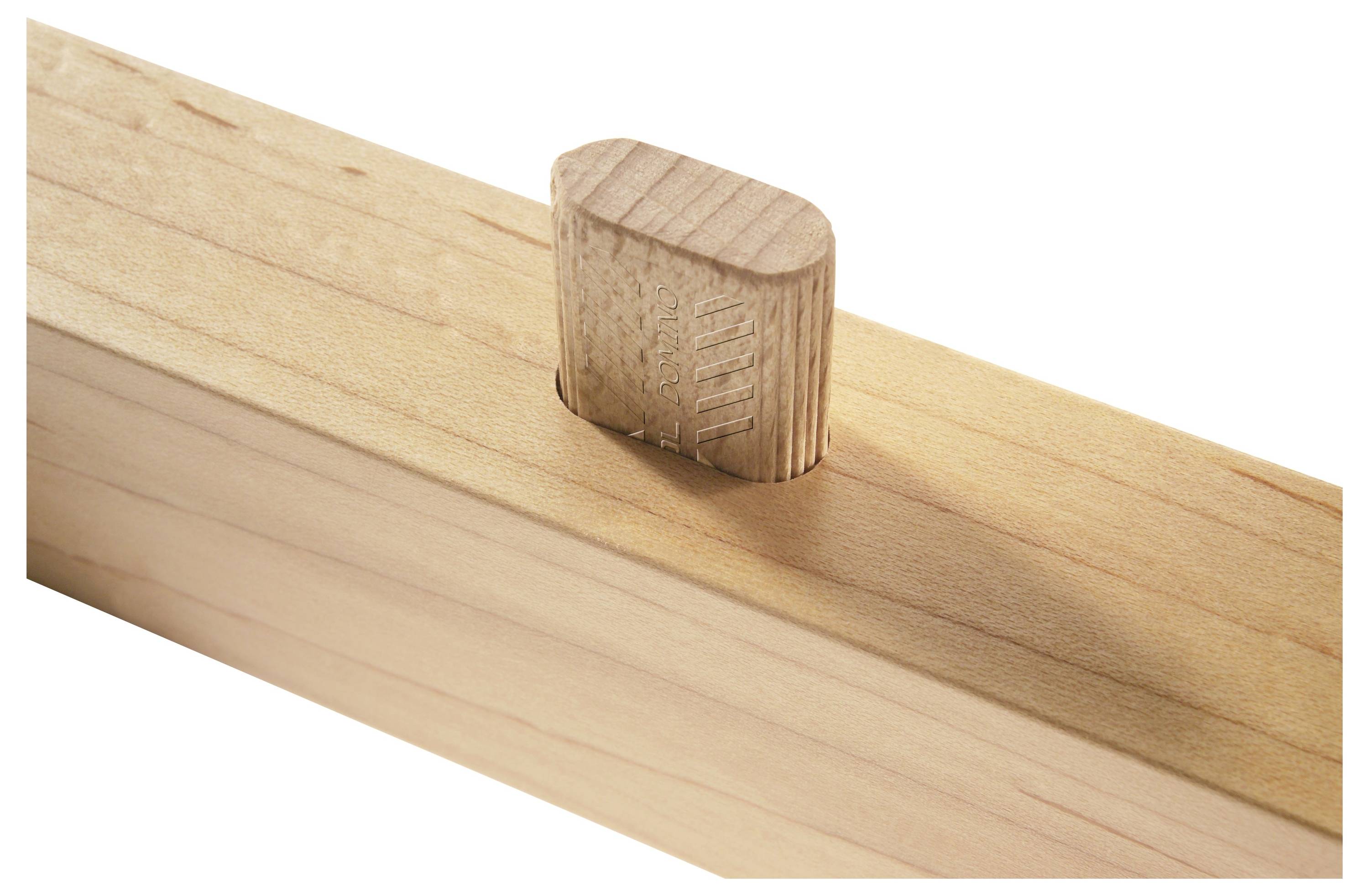 Eine Person verwendet einen Festool-Schleiffer, um eine Holzoberfläche zu glätten, wahrscheinlich zur Aufarbeitung. Ein Festool-Staubsauger ist im Hintergrund sichtbar.