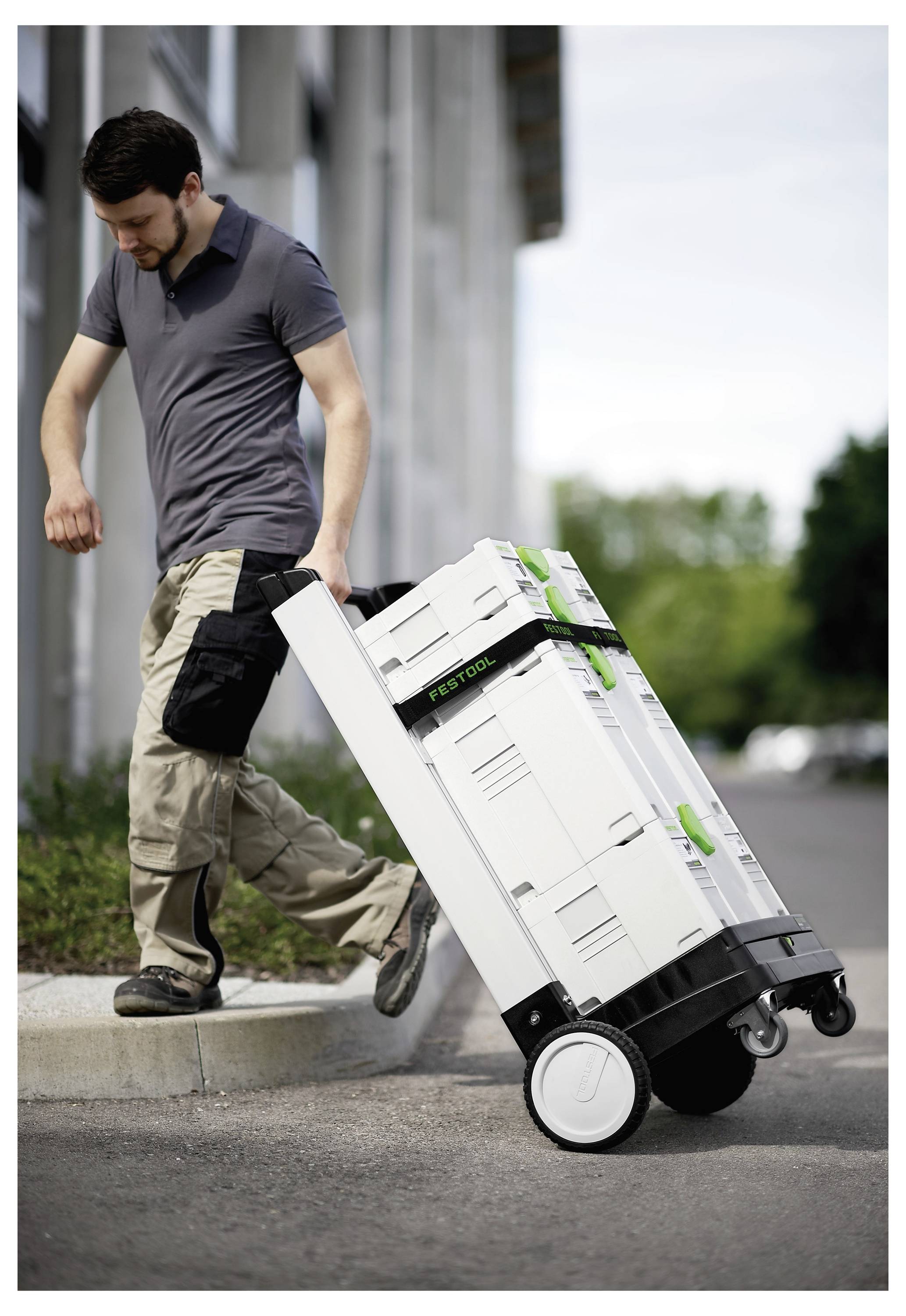 Nahaufnahme von Händen, die zwei Holzdübel verbinden, wobei eine Montagetechnik in der Holzbearbeitung demonstriert wird.