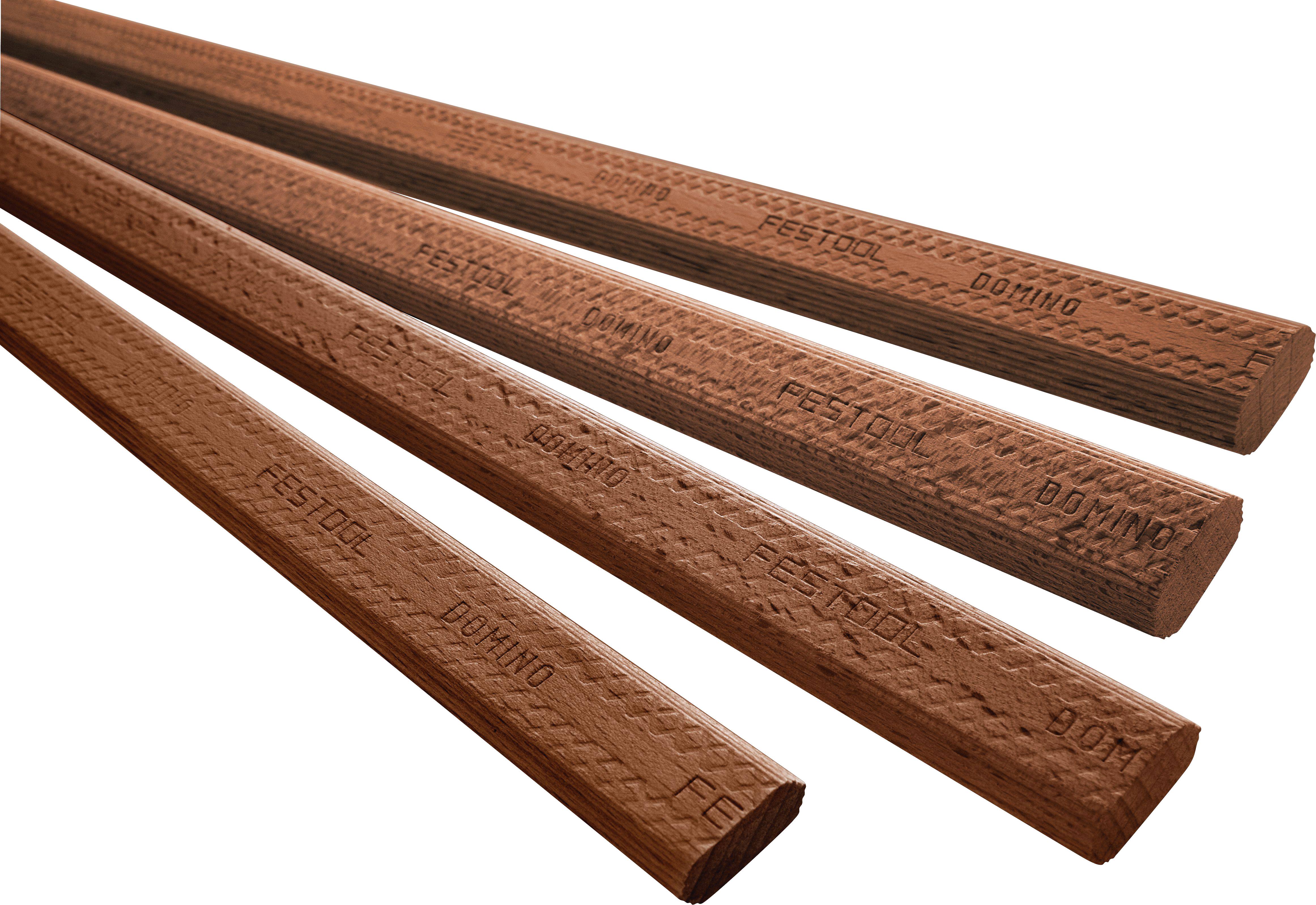 Vier braune Holzpflöcke diagonal angeordnet; jeder ist mit 