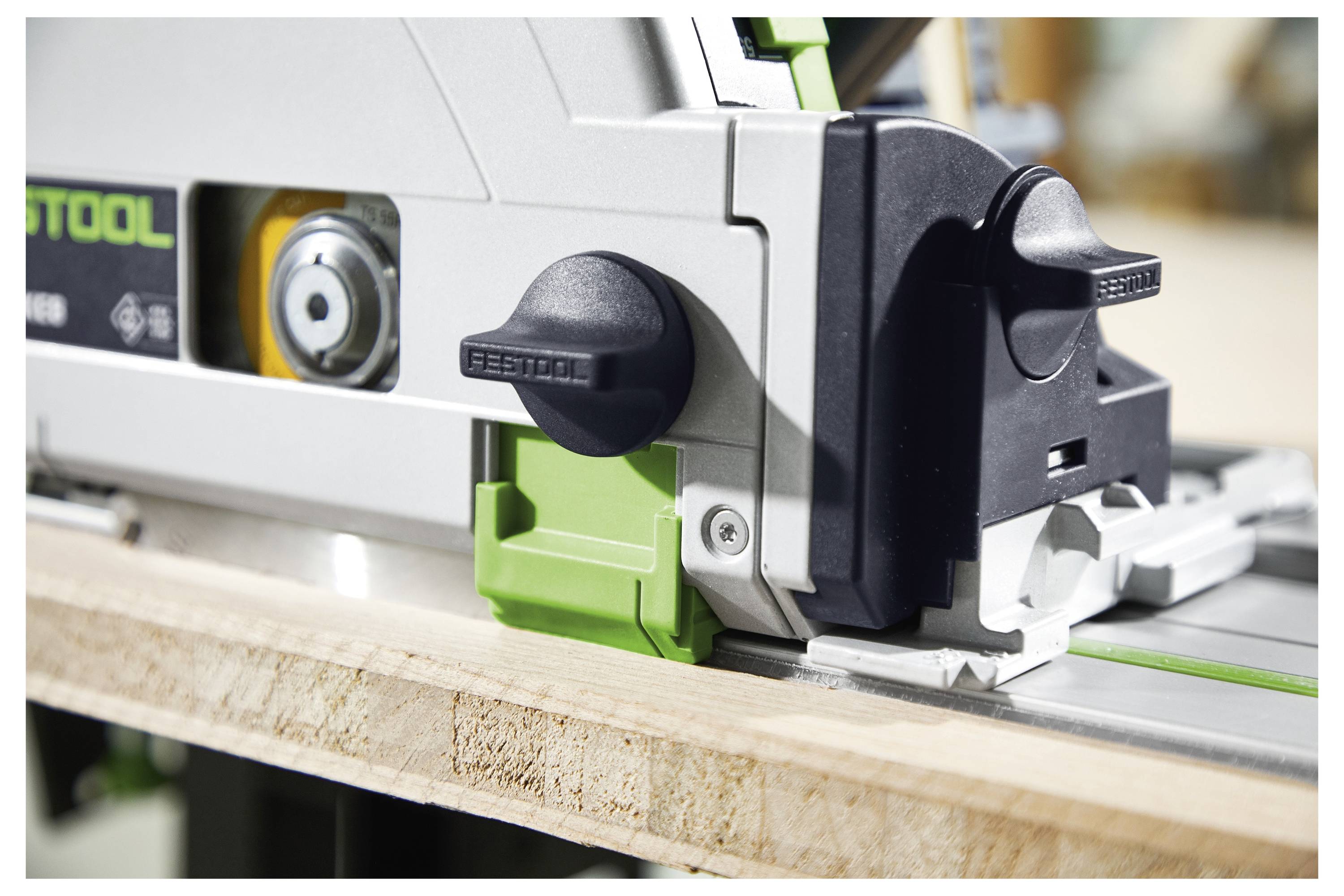 Zwei schwarze elektronische Geräte mit verschiedenen Anschlüssen, darunter RS-232, USB, Ethernet und HDMI, nebeneinander angezeigt.