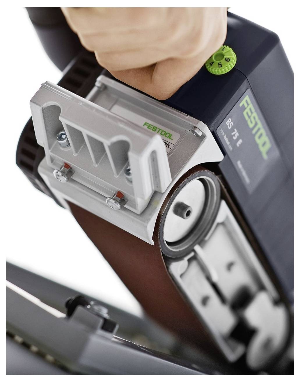 Festool-Elektrowerkzeug mit Schleifbandaufsatz und Verstellhebel, das die Funktionalität und ergonomisches Design zeigt.