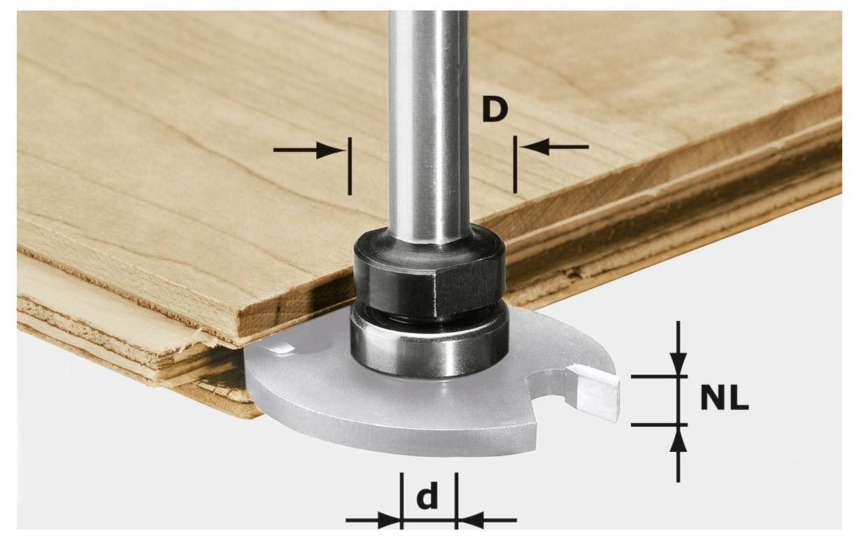 Ein Bohrer schneidet eine präzise Nut in ein Holzbrett, mit Pfeilen, die Abmessungen anzeigen, die mit D, d und NL für Tiefe und Breite gekennzeichnet sind.