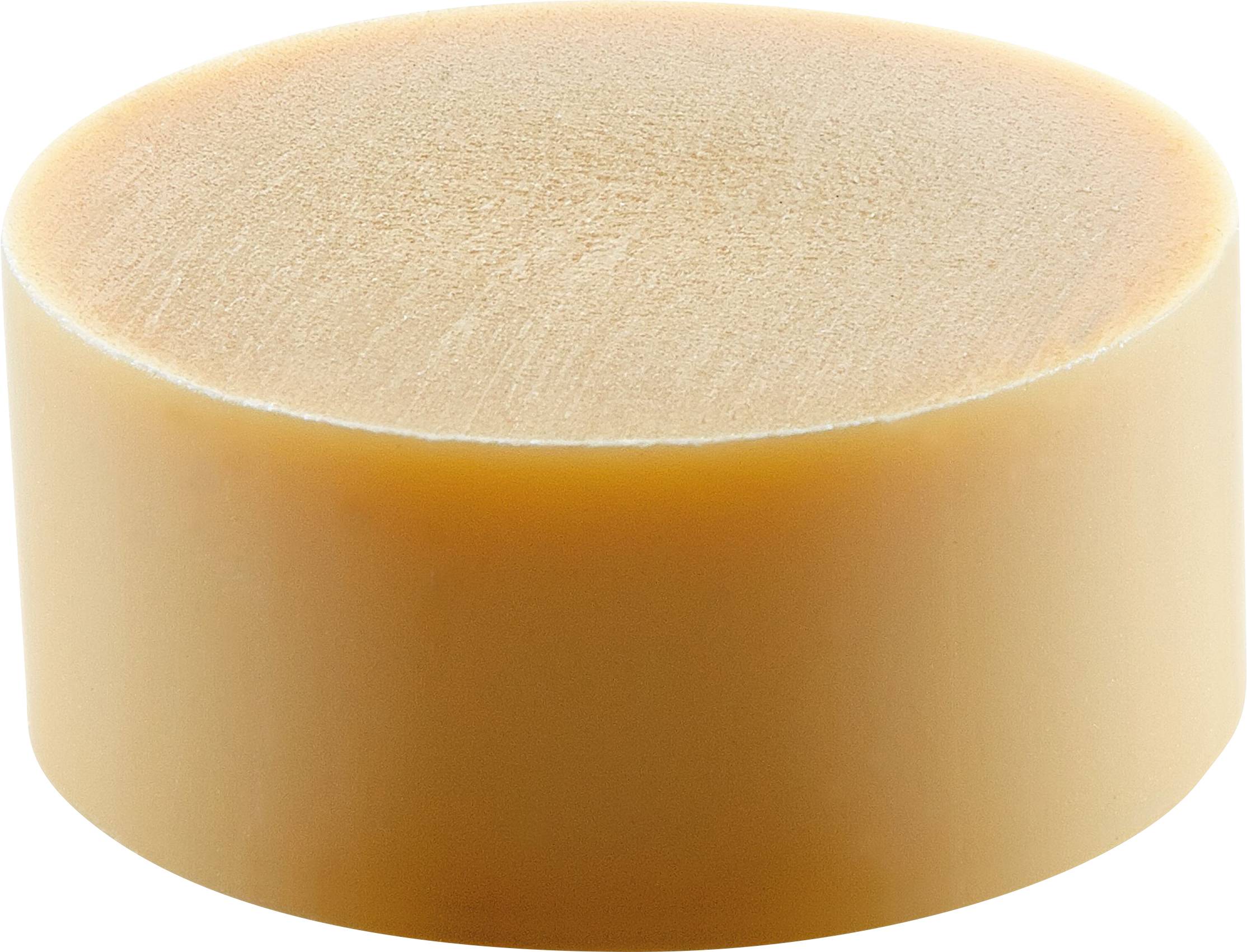 Ein zylindrischer Block aus beigem Hartkäse mit glatter Oberfläche und leicht gewölbtem Deckel, gezeigt vor einem weißen Hintergrund.