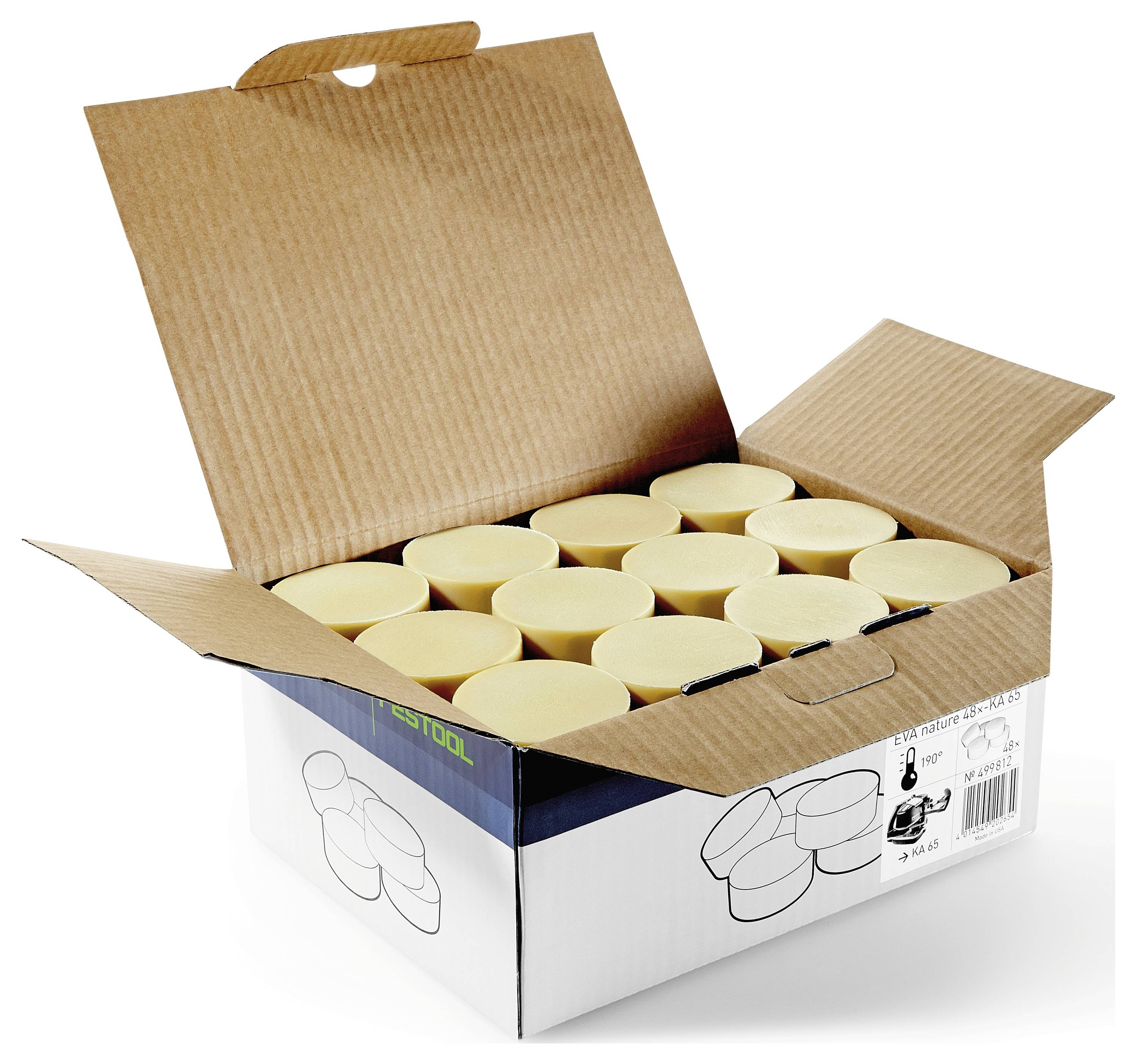 Offene Pappschachtel mit gestapelten runden Käselaiben. Die Schachtel ist beschriftet und teilweise offen, wobei die Käselaibe im Inneren sichtbar sind.