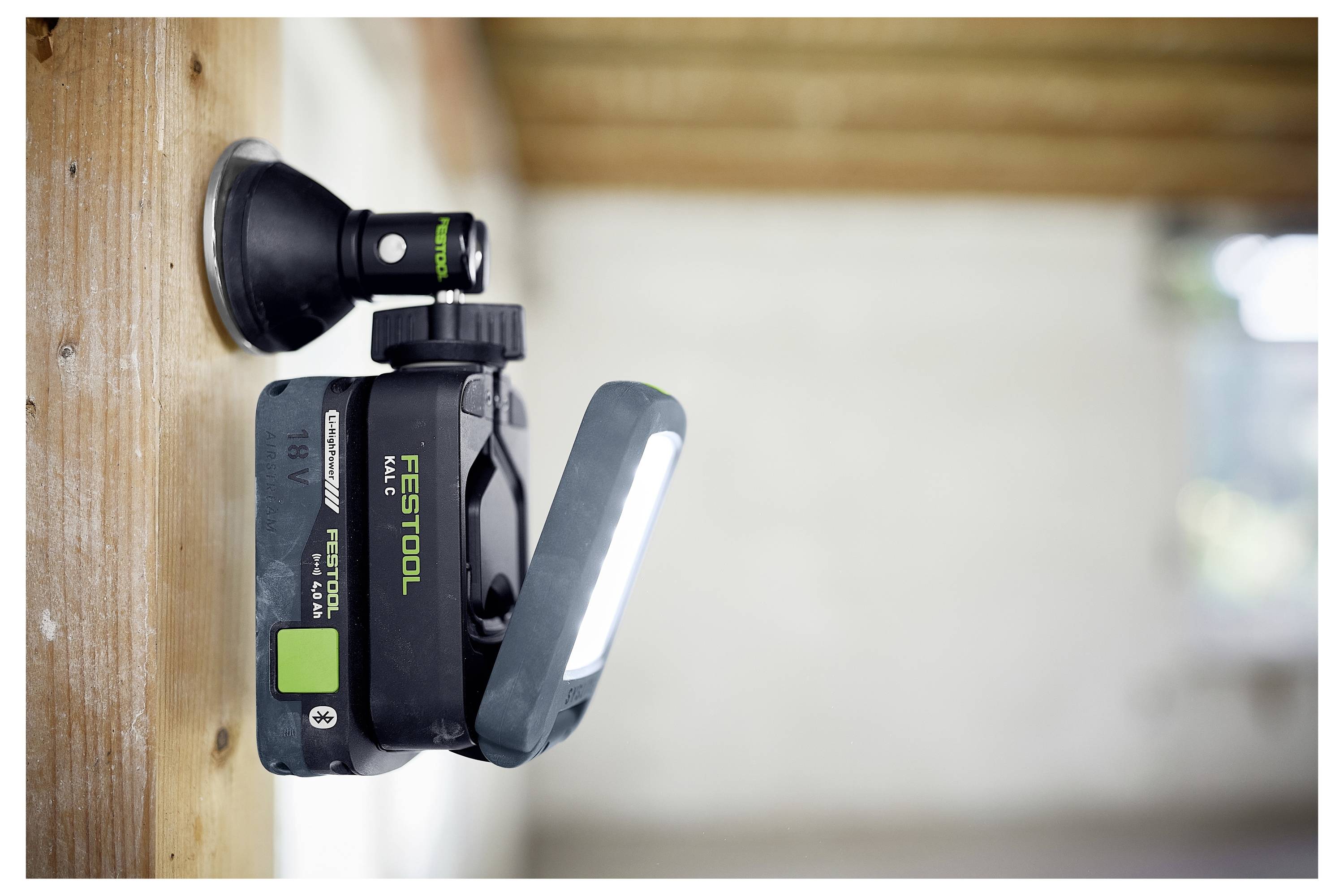 Verschiedene Formen und Größen von Schleifpapierscheiben mit Löchern, ordentlich gestapelt, verwendet zum Schleifen von Oberflächen.