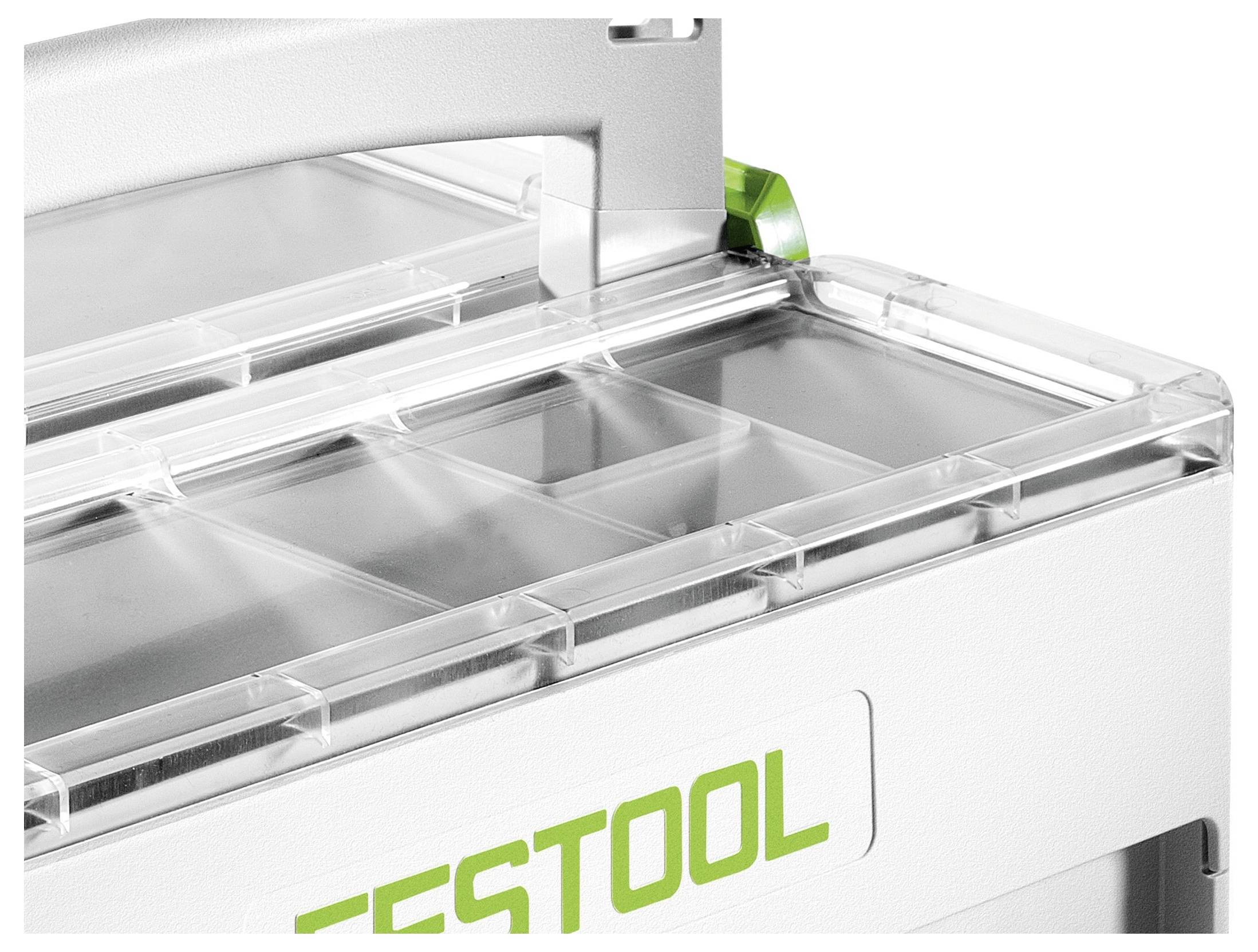 Eine Nahaufnahme der Ecke einer transparenten Aufbewahrungsbox mit einem weiß-grünen Etikett mit der Aufschrift „FESTOOL