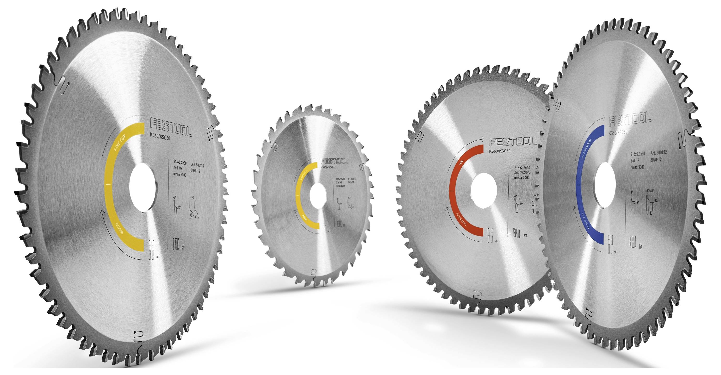 Vier Kreissägeblätter mit farbigen Etiketten auf ihren Oberflächen kennzeichnen unterschiedliche Spezifikationen. Die Etiketten sind gelb, blau, rot und orange.
