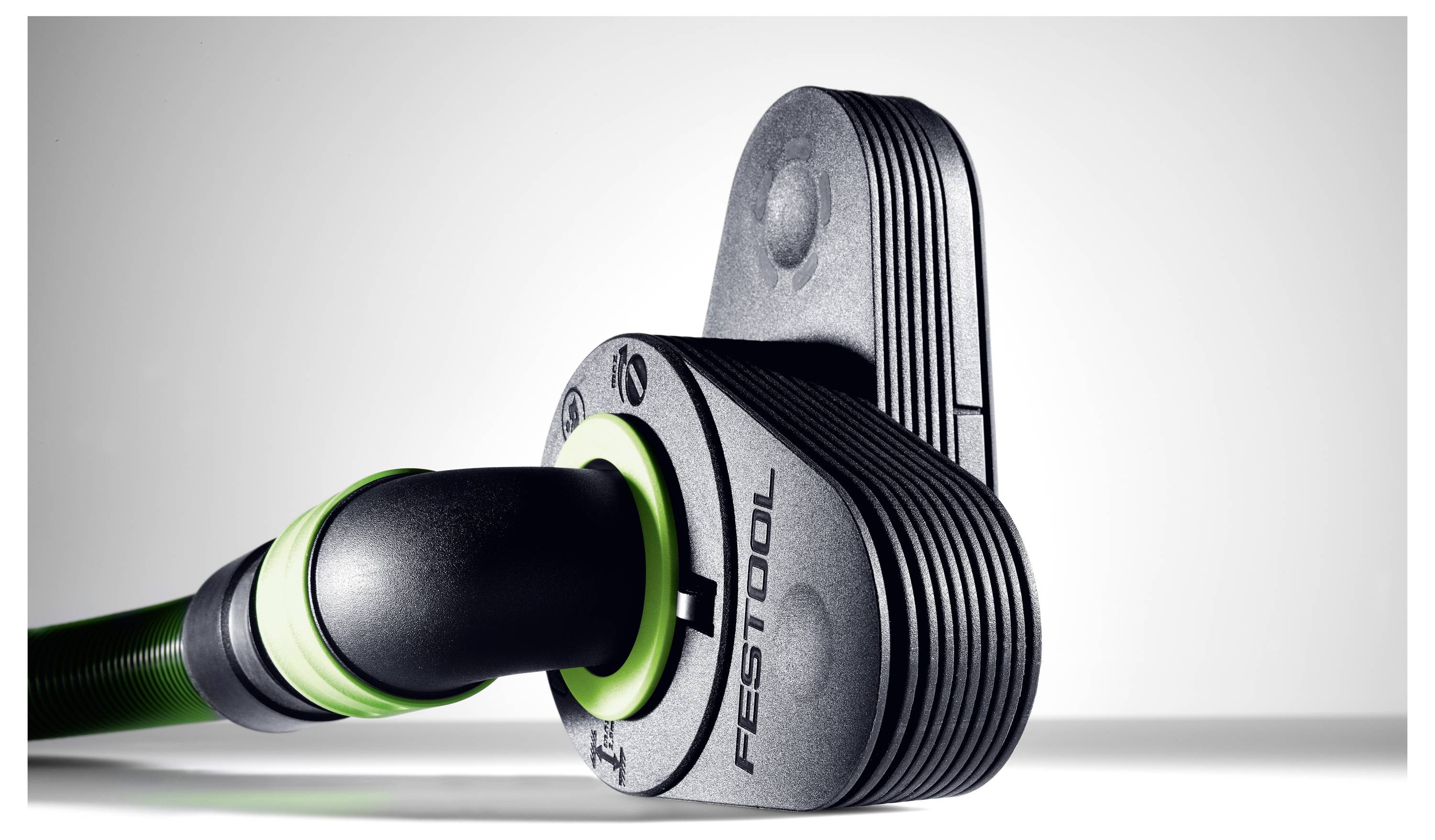 Eine Nahaufnahme einer Festool-Werkzeuganbringung mit einer schwarzen Oberfläche und grünen Akzenten, die das Markenlogo und die detaillierte Textur des Designs zeigt.