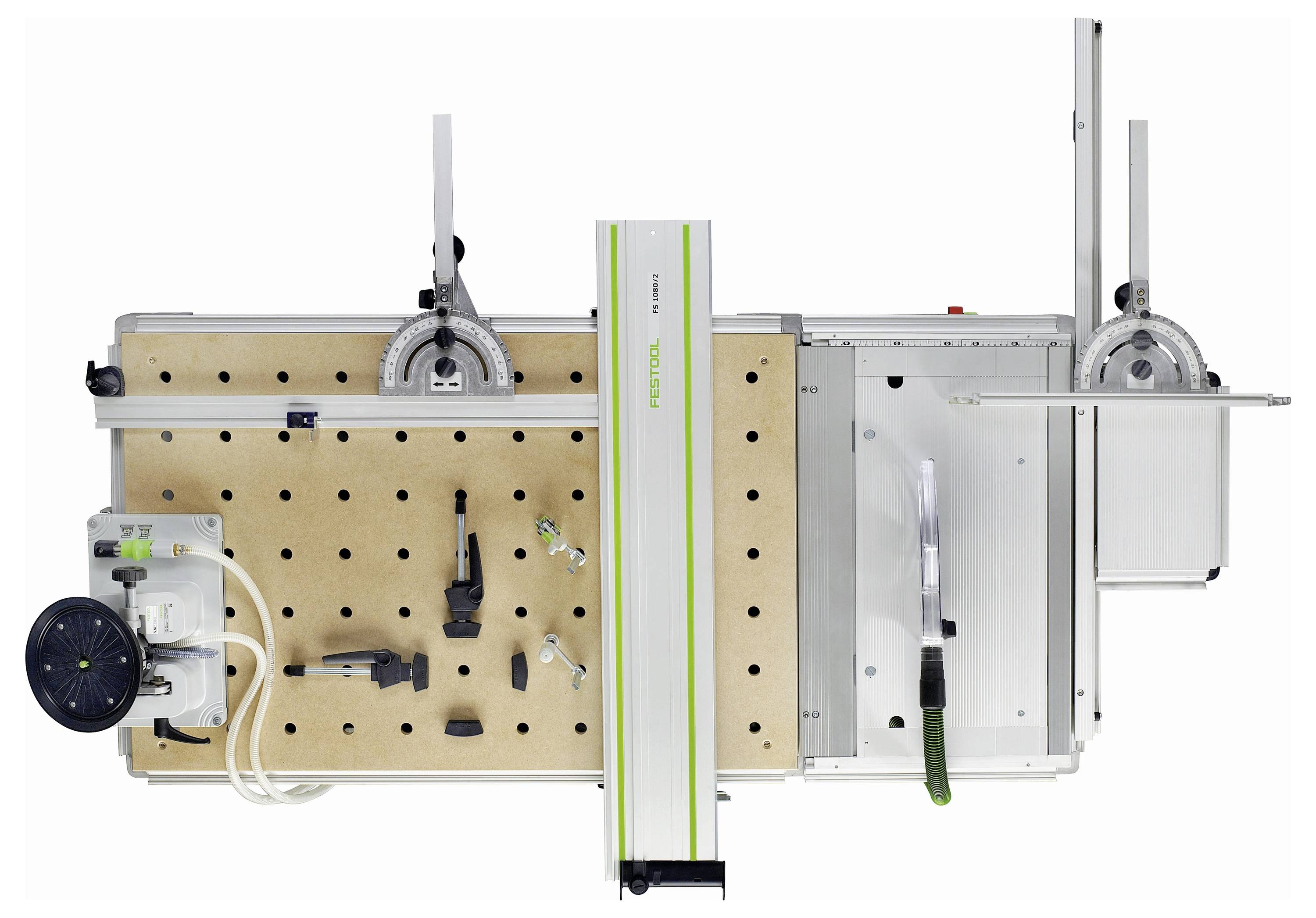 Eine Werkbank mit einer gelöcherten Holzoberfläche mit verschiedenen Werkzeugen, darunter Zwingen und ein Messlehre, eingerichtet für präzise Holzbearbeitung.