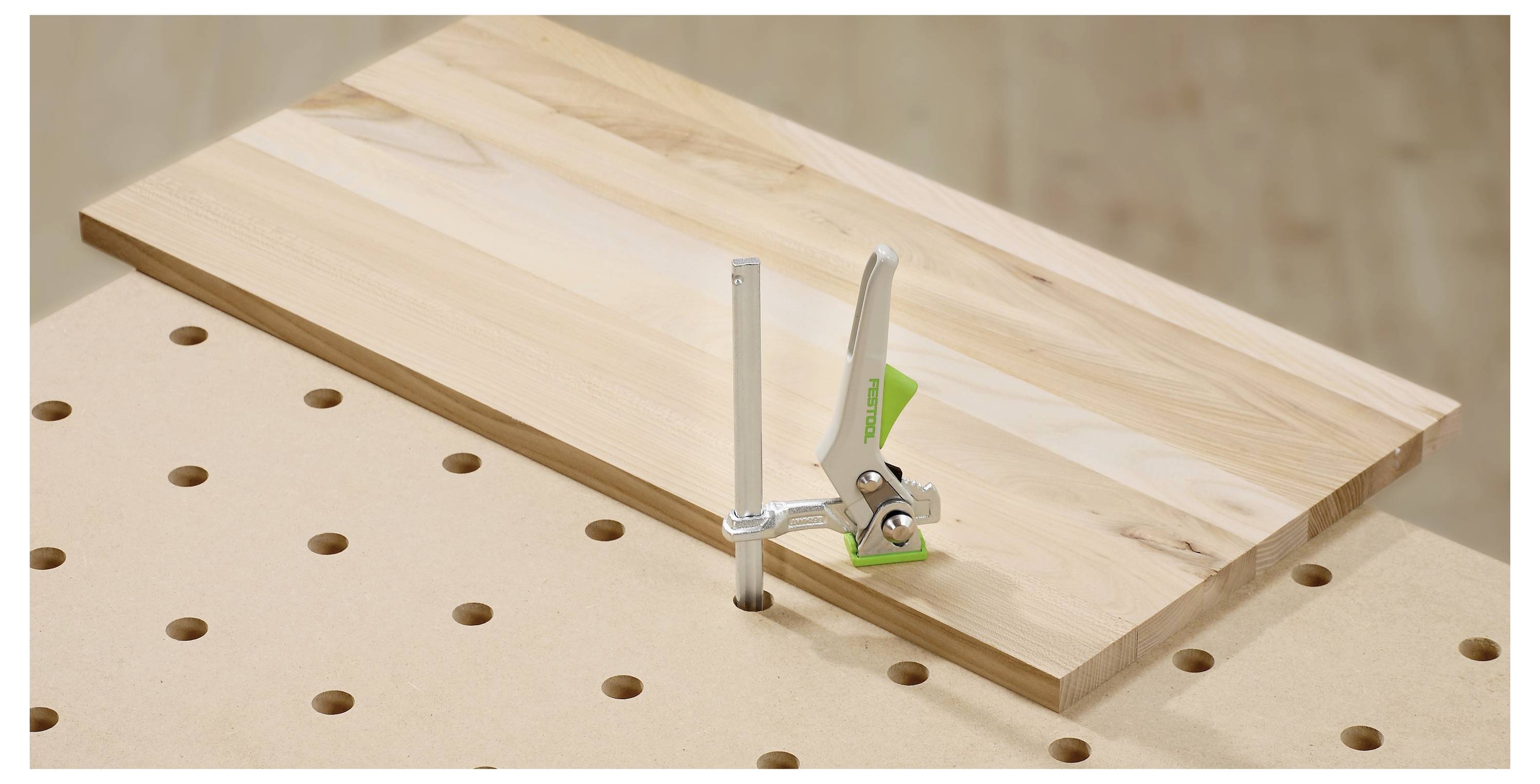 Ein schnurloses Bohrgerät mit schlankem schwarzem und blauem Design mit grünen Akzenten. Der Markenname „Festool