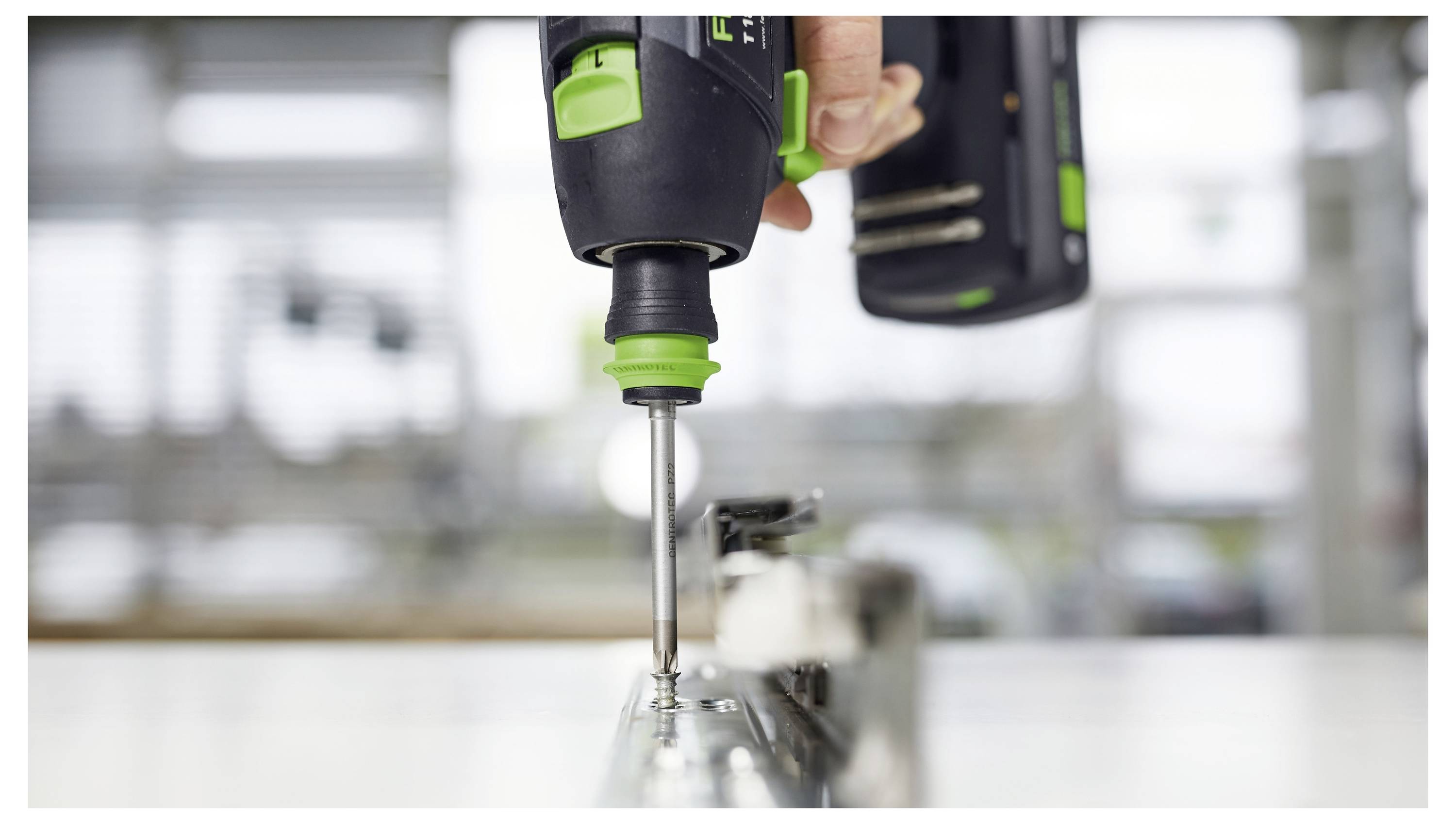 Eine Person verwendet einen Festool ROTEX Schleiffer, um eine weiße Holzoberfläche zu glätten, wobei der Schwerpunkt auf Präzision und Kontrolle liegt.