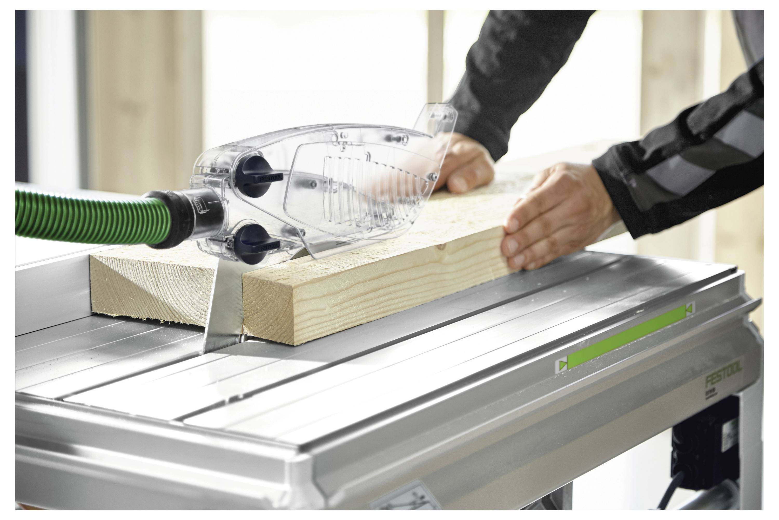 Eine Person nutzt einen elektrischen Bandschleiffer, um die Kante eines Holzbretts zu glätten, wobei die bei der Holzbearbeitung beteiligten Handgriffe hervorgehoben werden.