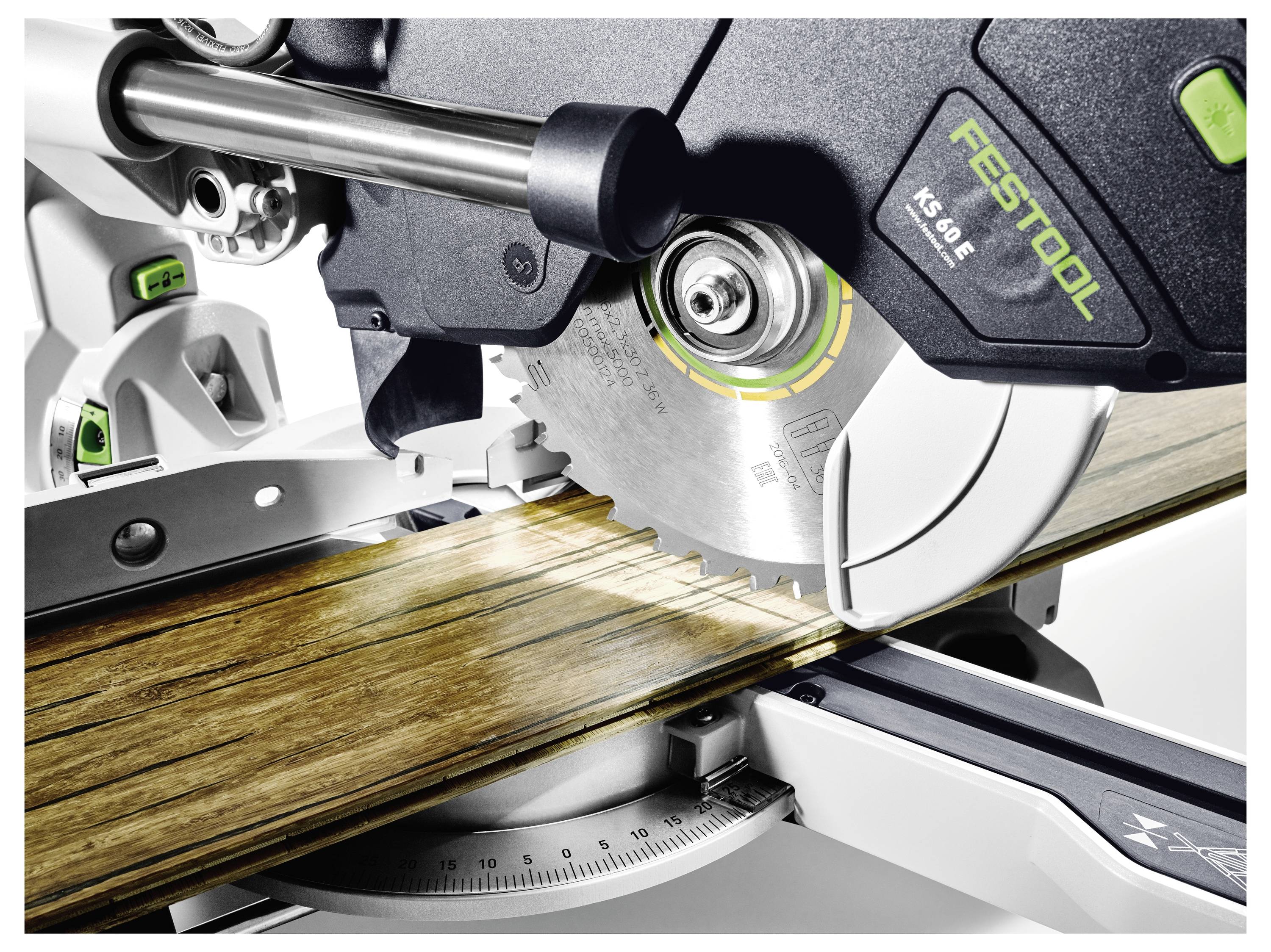Eine Kreissäge schneidet ein Holzbrett in einem präzisen Winkel, mit Fokus auf das Sägeblatt und die Messhilfe zur Gewährleistung der Genauigkeit.