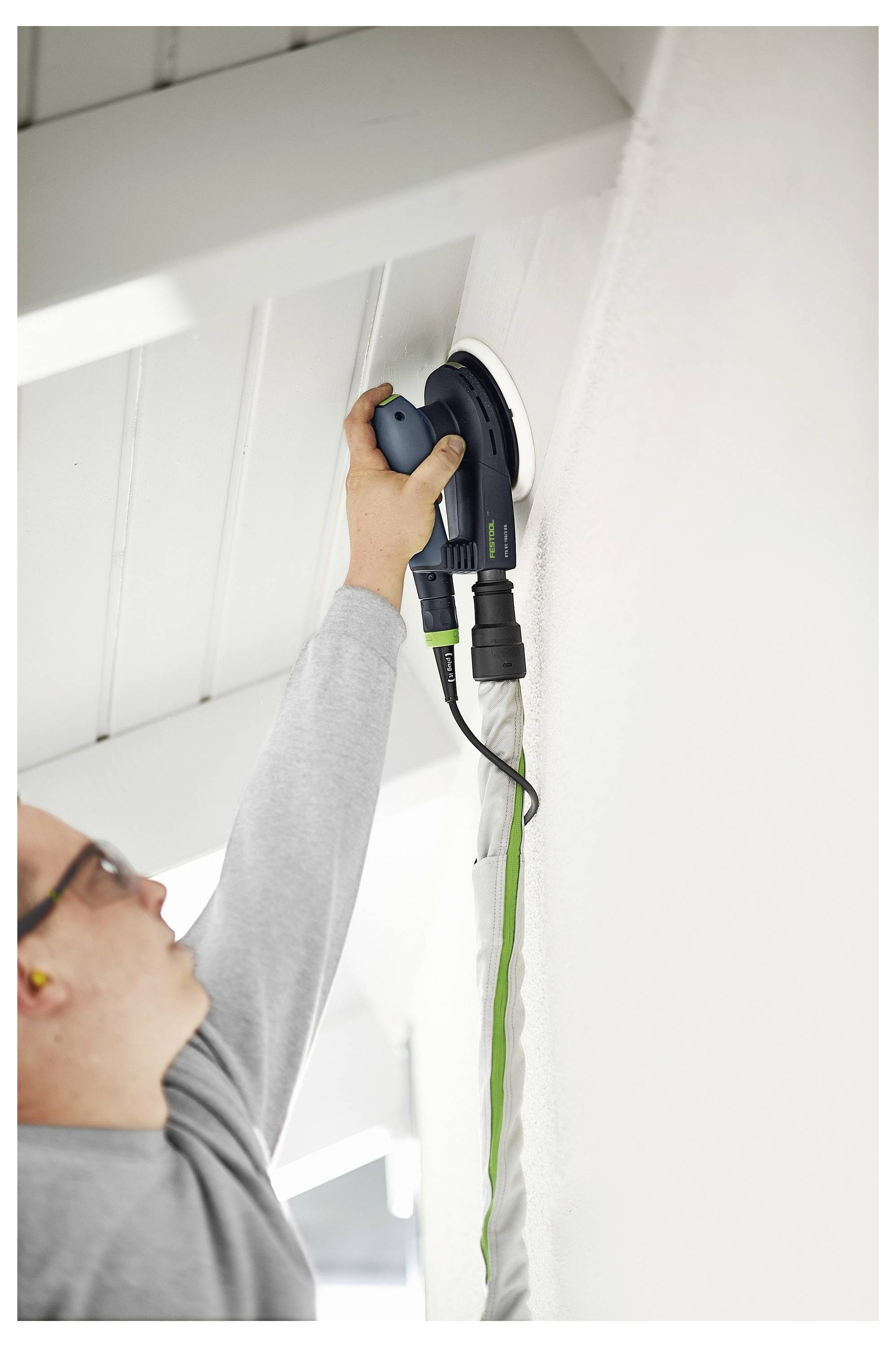 Ein kabelloses Elektroschraubendreher mit schwarzem und grünem Design, Marke 'Festool T 18+3 Li-Ion', mit kompaktem und ergonomischem Griff.