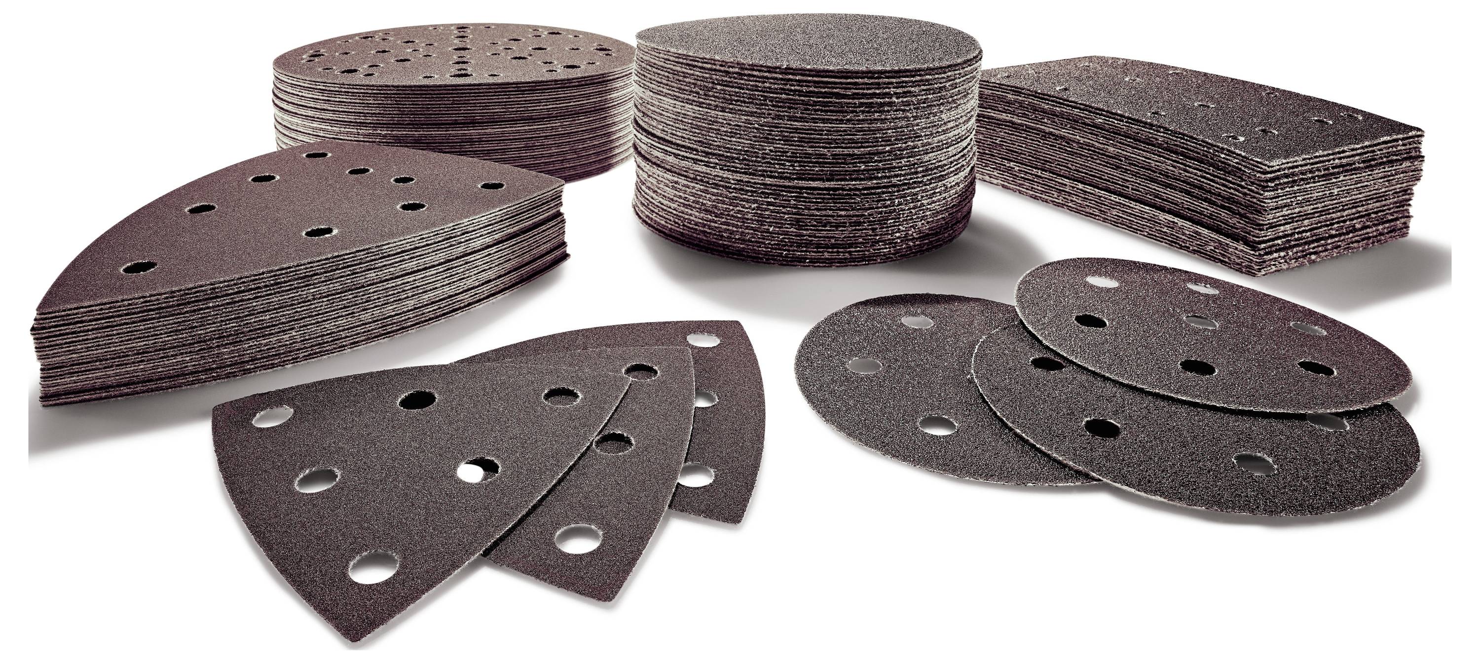 Verschiedene Formen und Größen von Schleifpapier, einschließlich runder, dreieckiger und rechteckiger Stücke, sind in einer ordentlichen Ausstellung angeordnet.