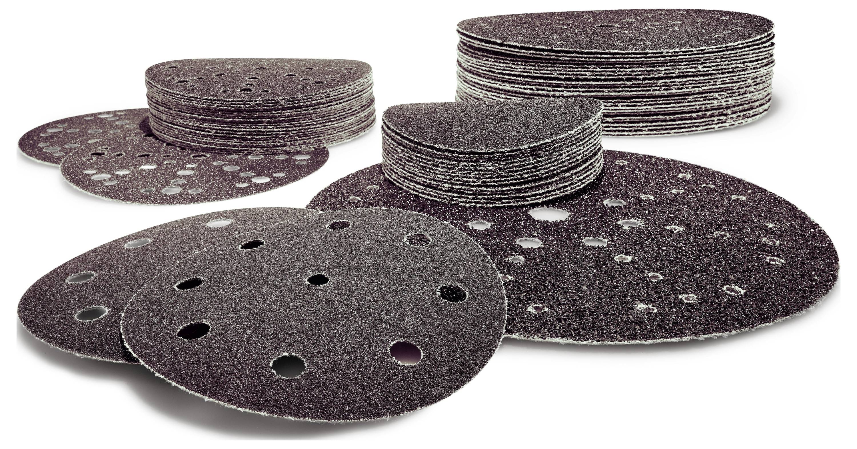 Eine Person steckt Holzstöpsel in eine leichte Holzvorrichtung auf einem Arbeitstisch für Holzbearbeitung, was darauf hindeutet, dass Montage- oder Zimmerarbeiten im Gange sind.