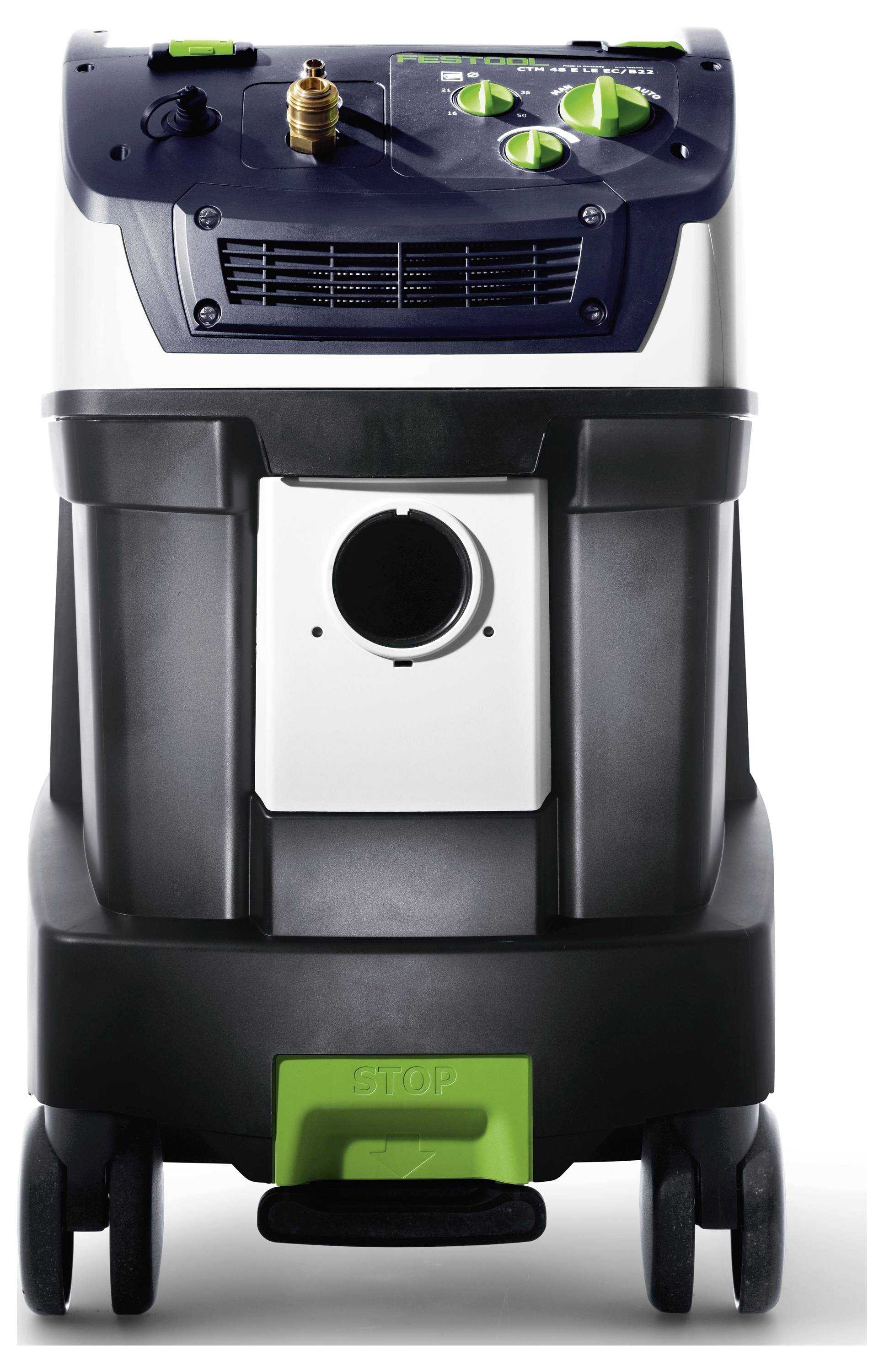 Eine Person, die einen Elektroschleifen auf einer Holzoberfläche verwendet, konzentriert sich darauf, die Textur des Holzes zu glätten.