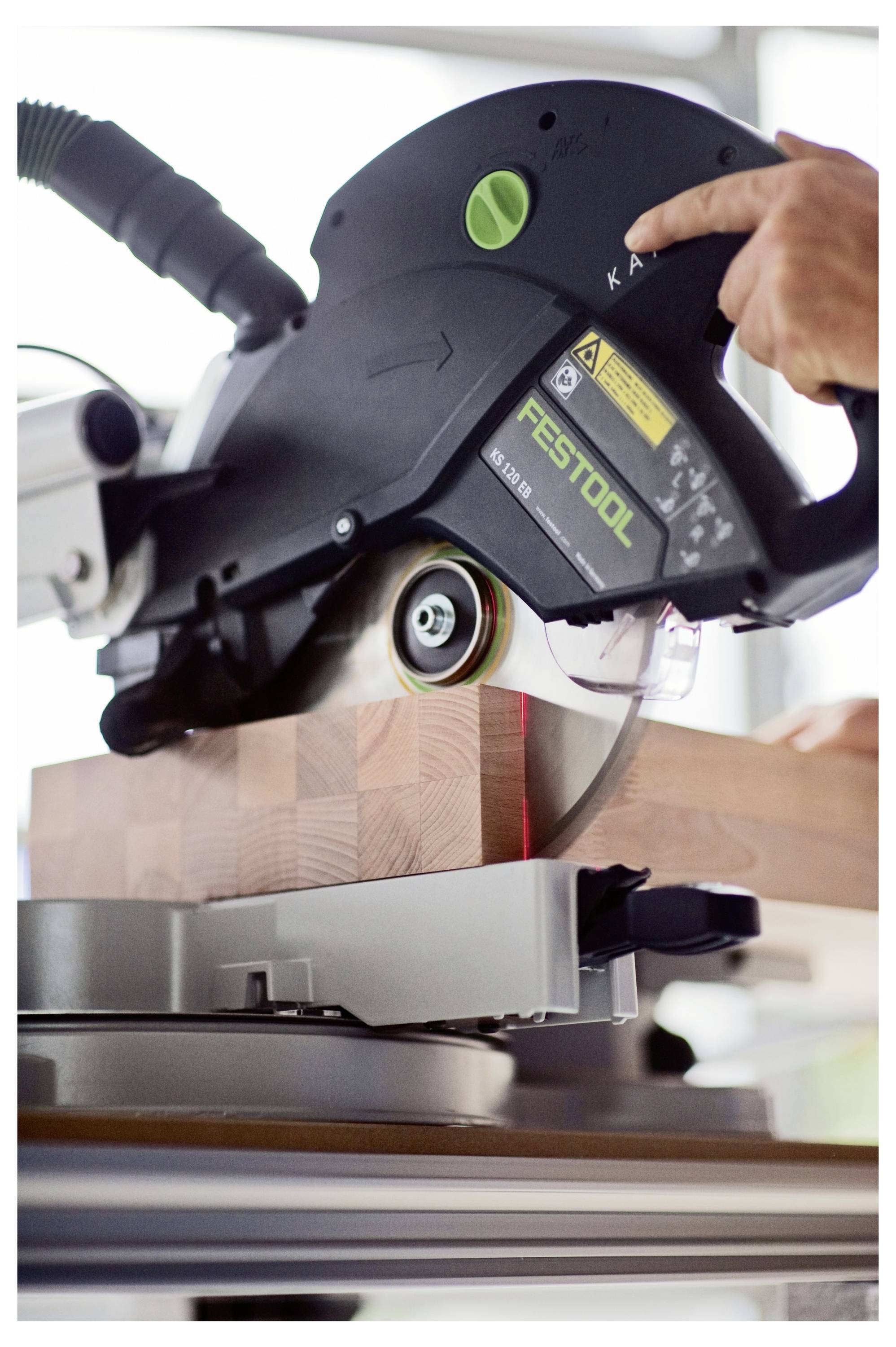 Eine Person betreibt eine Elektrosäge, um einen Holzblock zu schneiden, wobei der Fokus auf Präzision mit deutlicher Betonung der Sicherheitsmerkmale liegt.