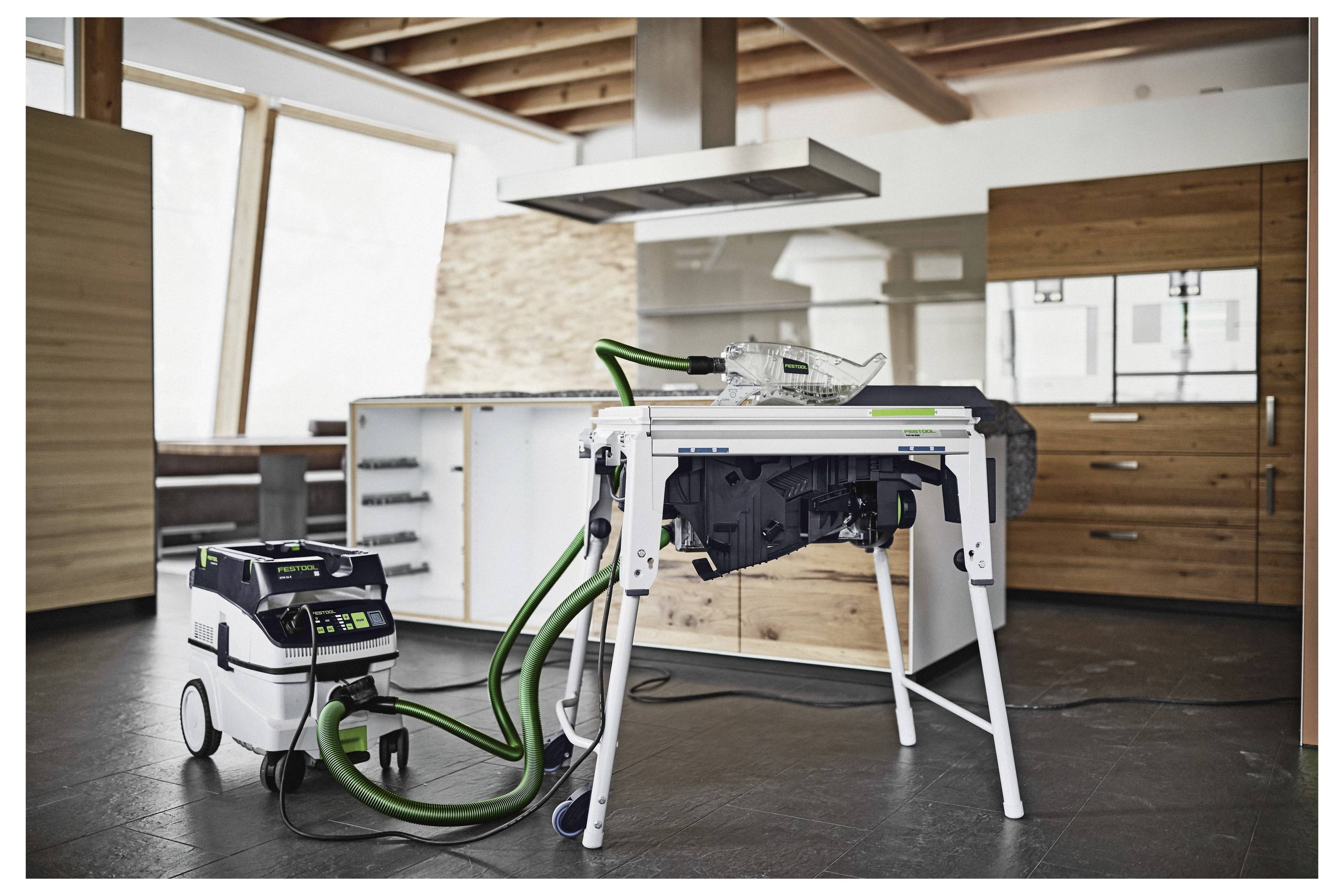 Nahaufnahme einer Holzschrankecke mit Schwalbenschwanzverbindungen und hellem Finish, auf einem Fliesenboden aufgestellt, zeigt Handwerkdetails.