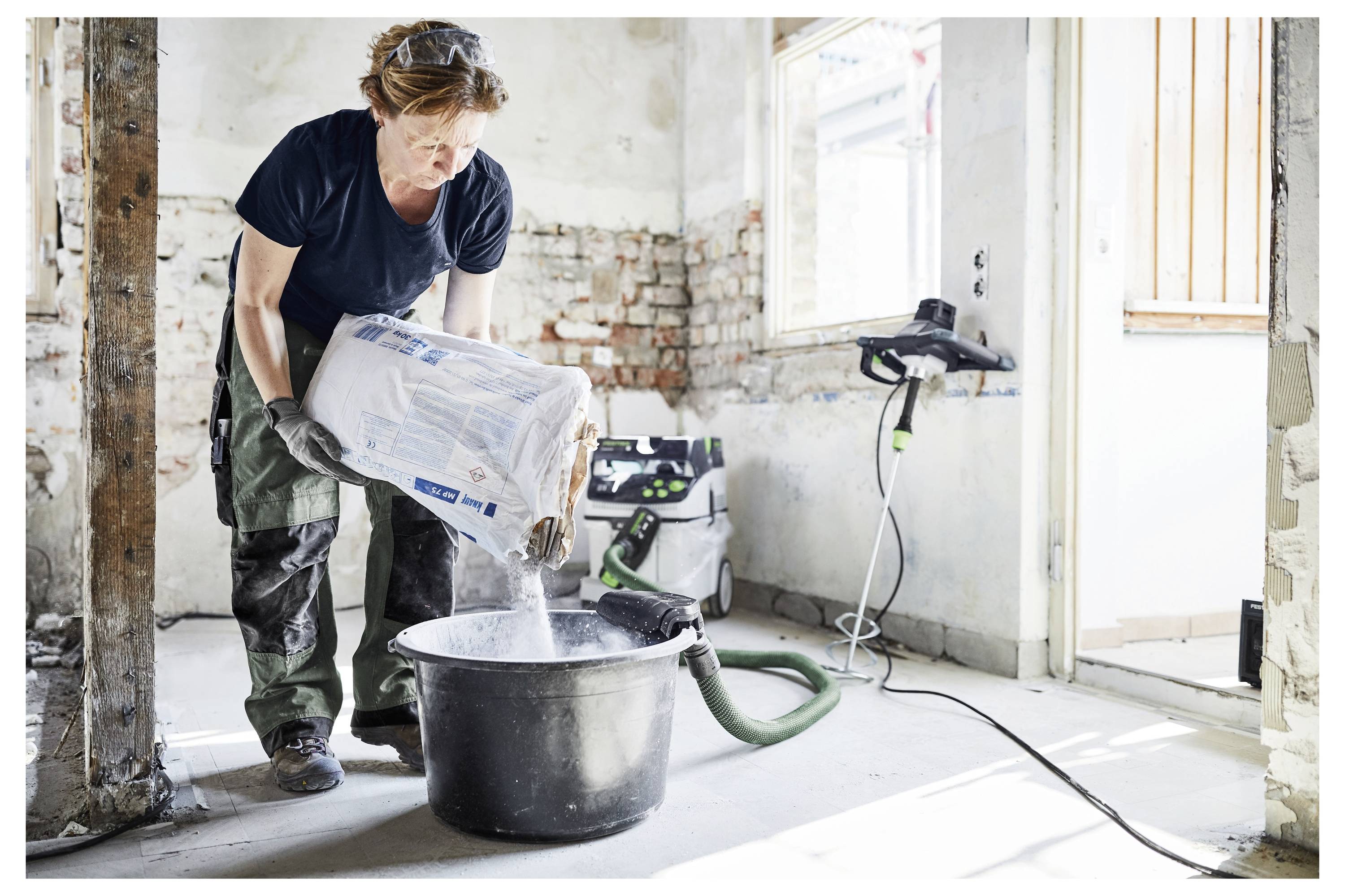 Oberfräse 'Festool OF 2200 EB' mit Präzisionsverstellungen und ergonomischen Griffen, entwickelt für schwere Holzbearbeitungsaufgaben.