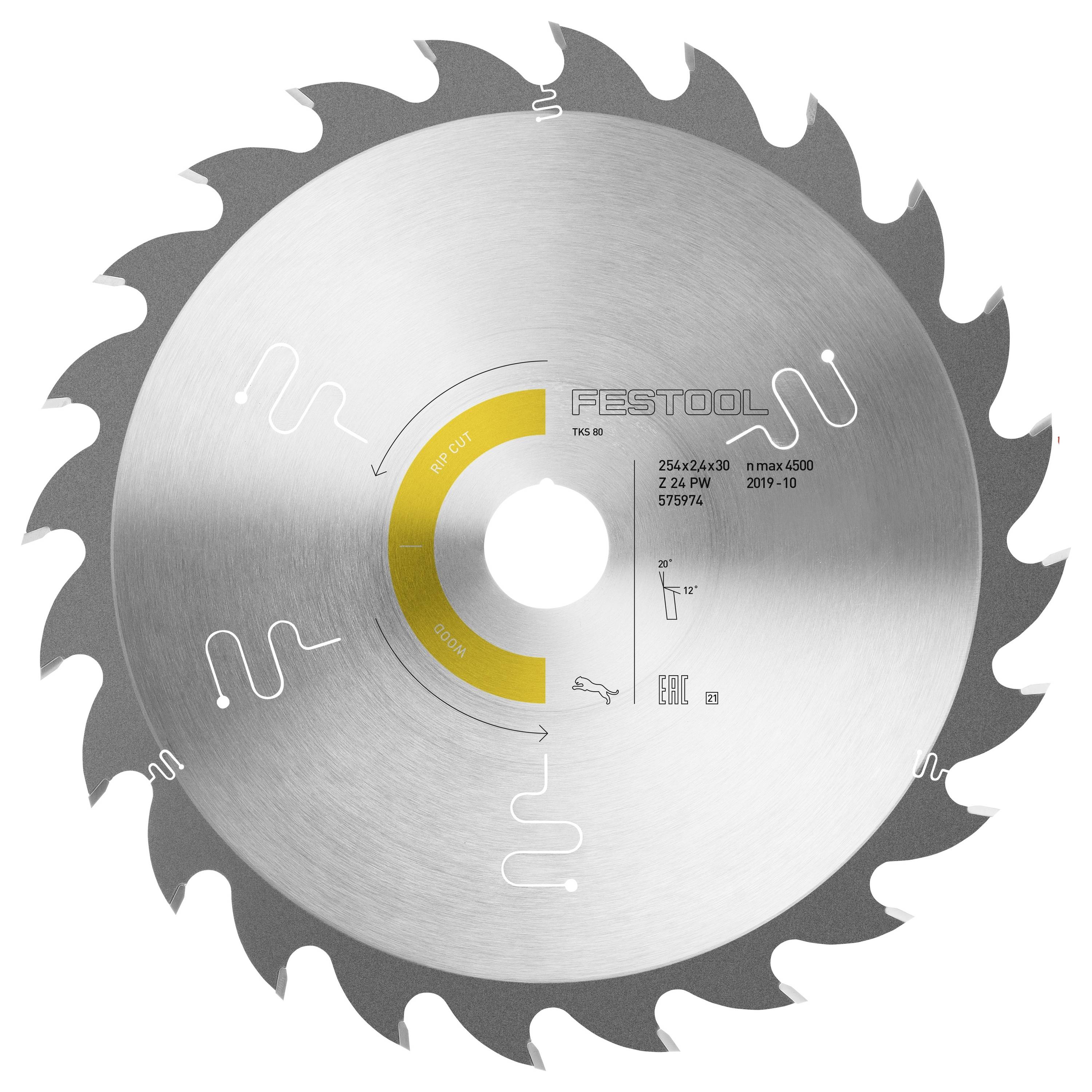 Eine Person, die auf einer Baustelle mit einer Elektrosäge ein großes Materialblatt schneidet, trägt dabei eine Schutzbrille und Schutzkleidung.