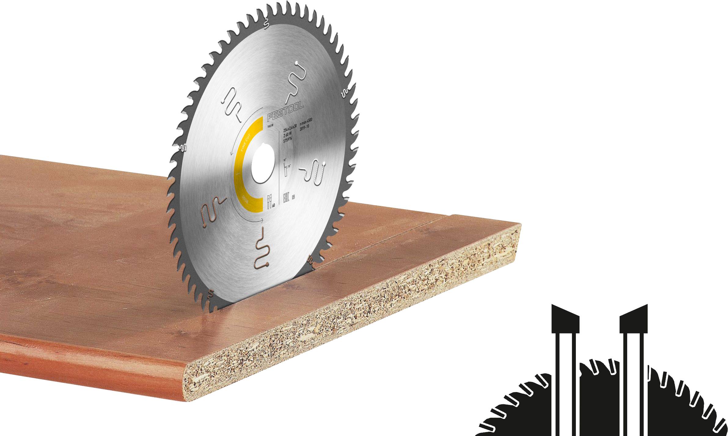 Eine Kreissägeblatt, das zum Durchschneiden eines Holzbretts positioniert ist, zeigt die Ausrichtung und Schnittrichtung.