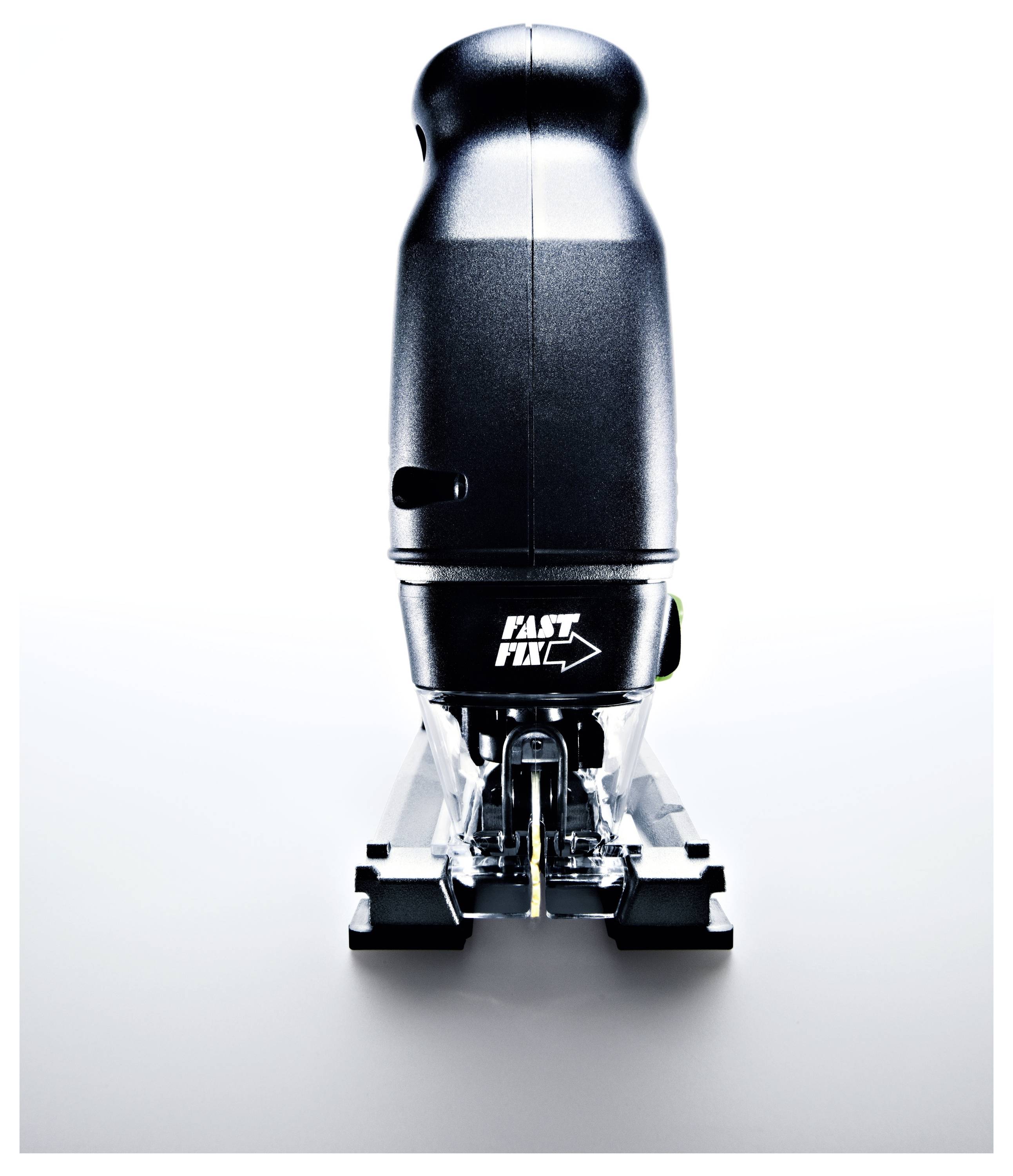 Person, die eine Wandecke auf einem schwach beleuchteten Dachboden mit einem weißen Dichtungsmittel abdichtet. Eine Taschenlampe beleuchtet den Arbeitsbereich.